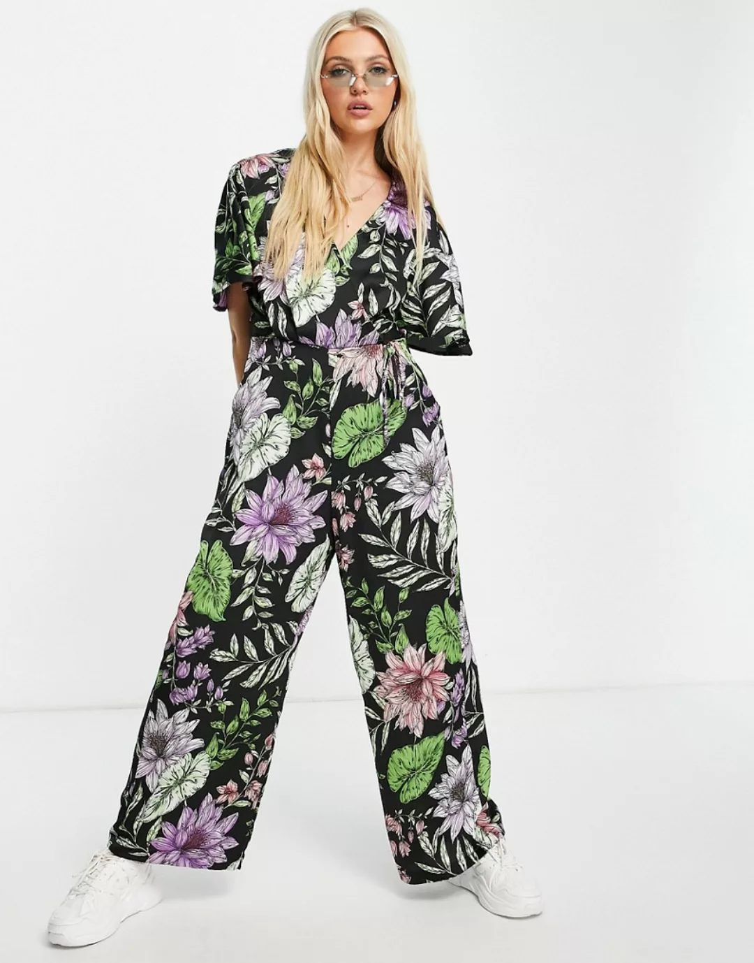 Liquorish – Jumpsuit im Wickeldesign mit tropischem Blumenmuster-Mehrfarbig günstig online kaufen