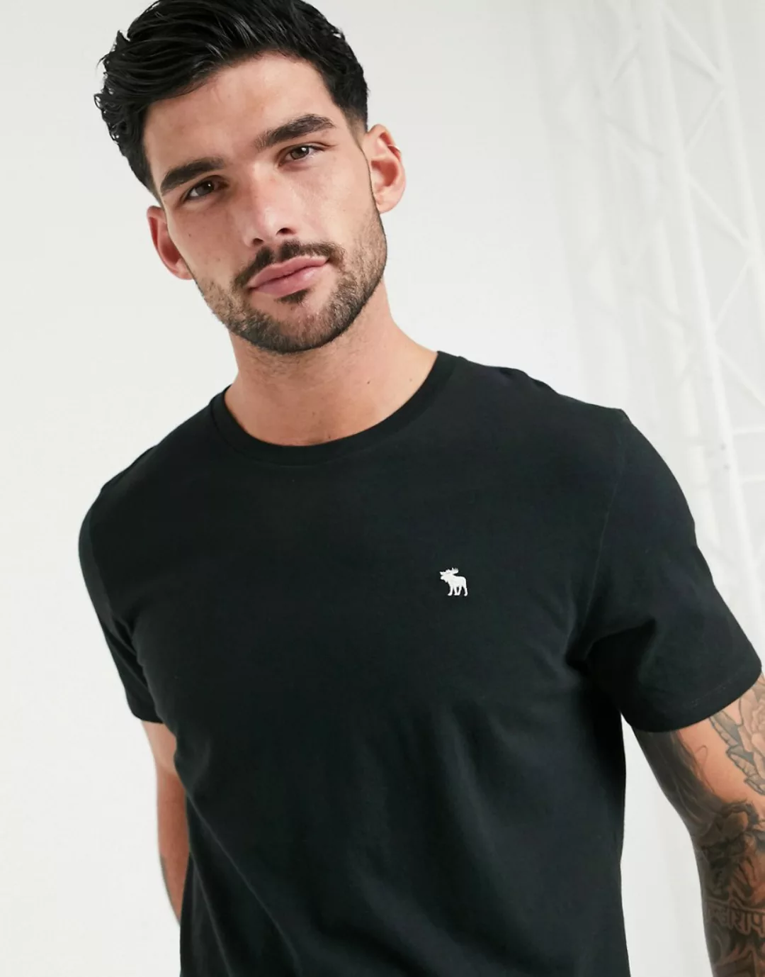 Abercrombie & Fitch – Schwarzes T-Shirt mit Rundhalsausschnitt und Logo günstig online kaufen