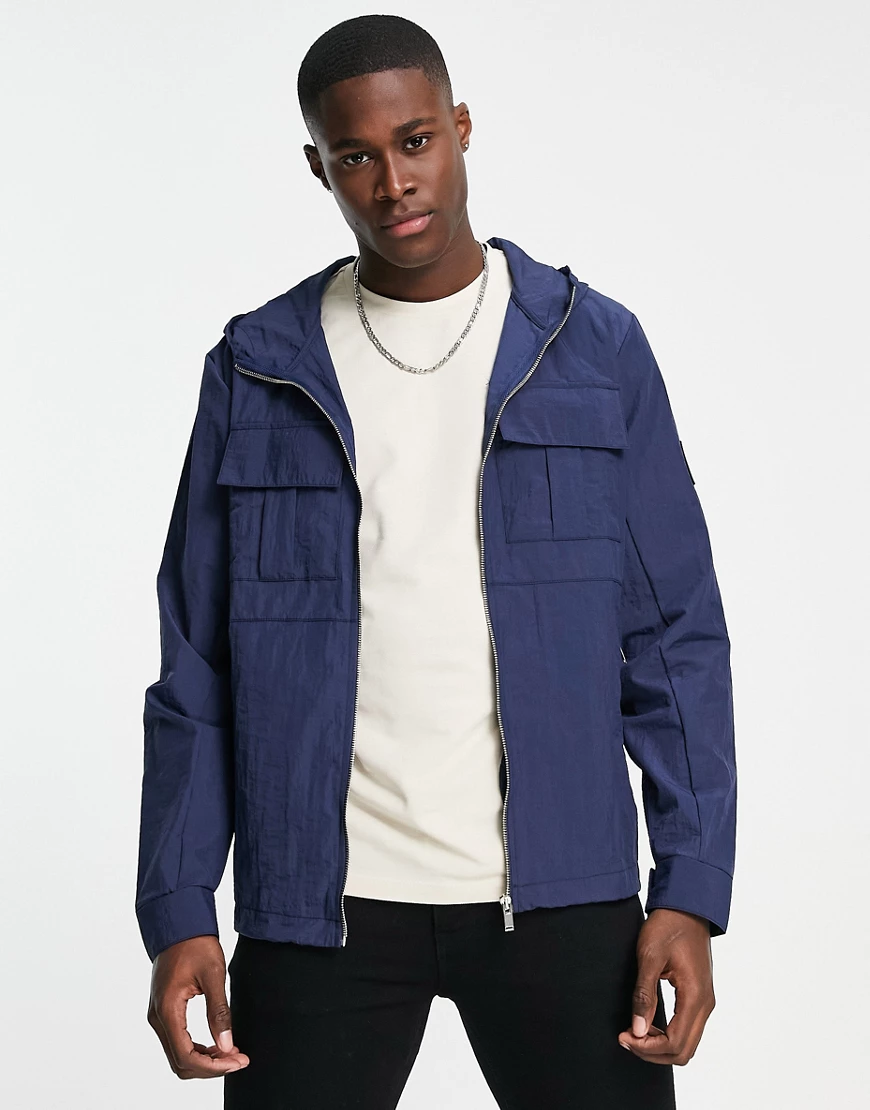 Jameson Carter – Mills – Jacke aus Nylon in Marineblau günstig online kaufen