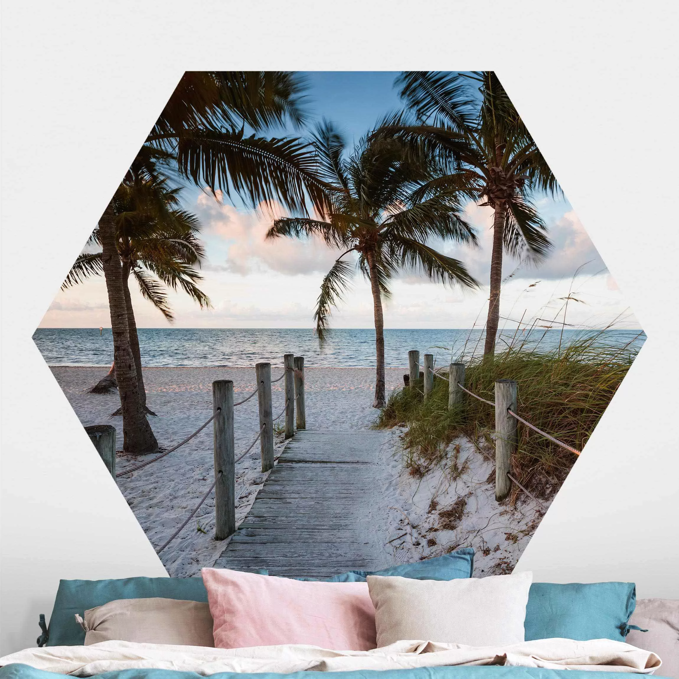 Hexagon Fototapete selbstklebend Palmen am Steg zum Meer günstig online kaufen