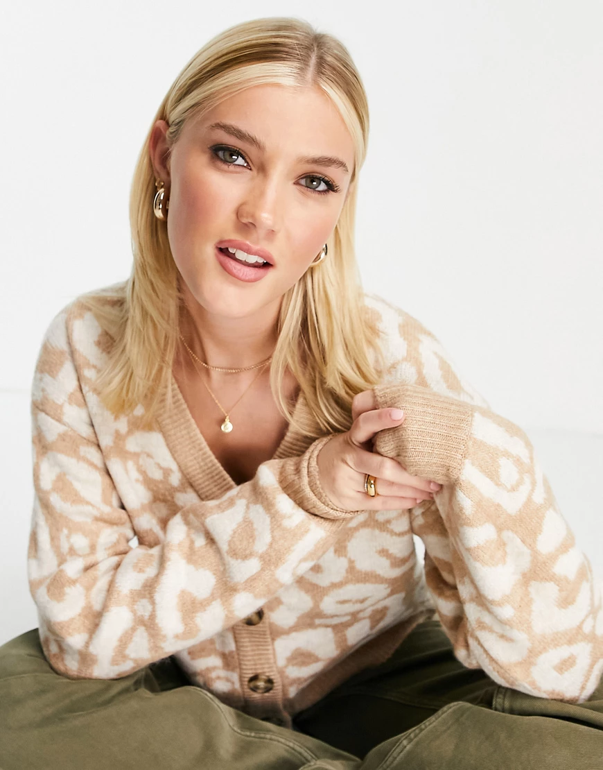 New Look – Strickjacke in Creme mit Leopardenmuster-Weiß günstig online kaufen