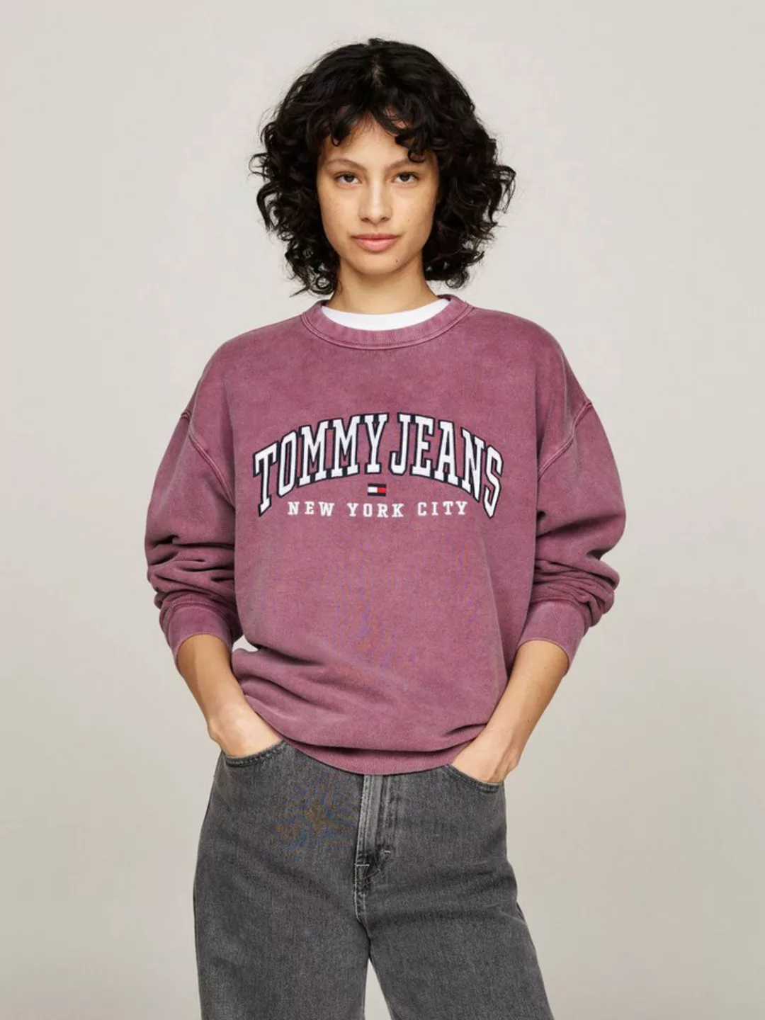 Tommy Jeans Sweatshirt TJW RLX VARSITY CREW mit Washed-Effekt, großem Logo günstig online kaufen