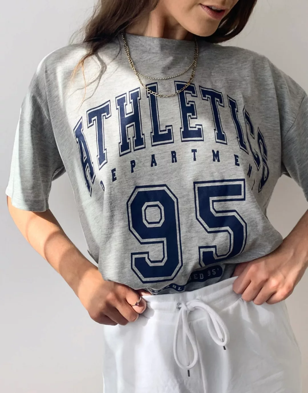 ASOS DESIGN – Oversize-T-Shirt mit Athletic-Aufdruck in Kalkgrau günstig online kaufen