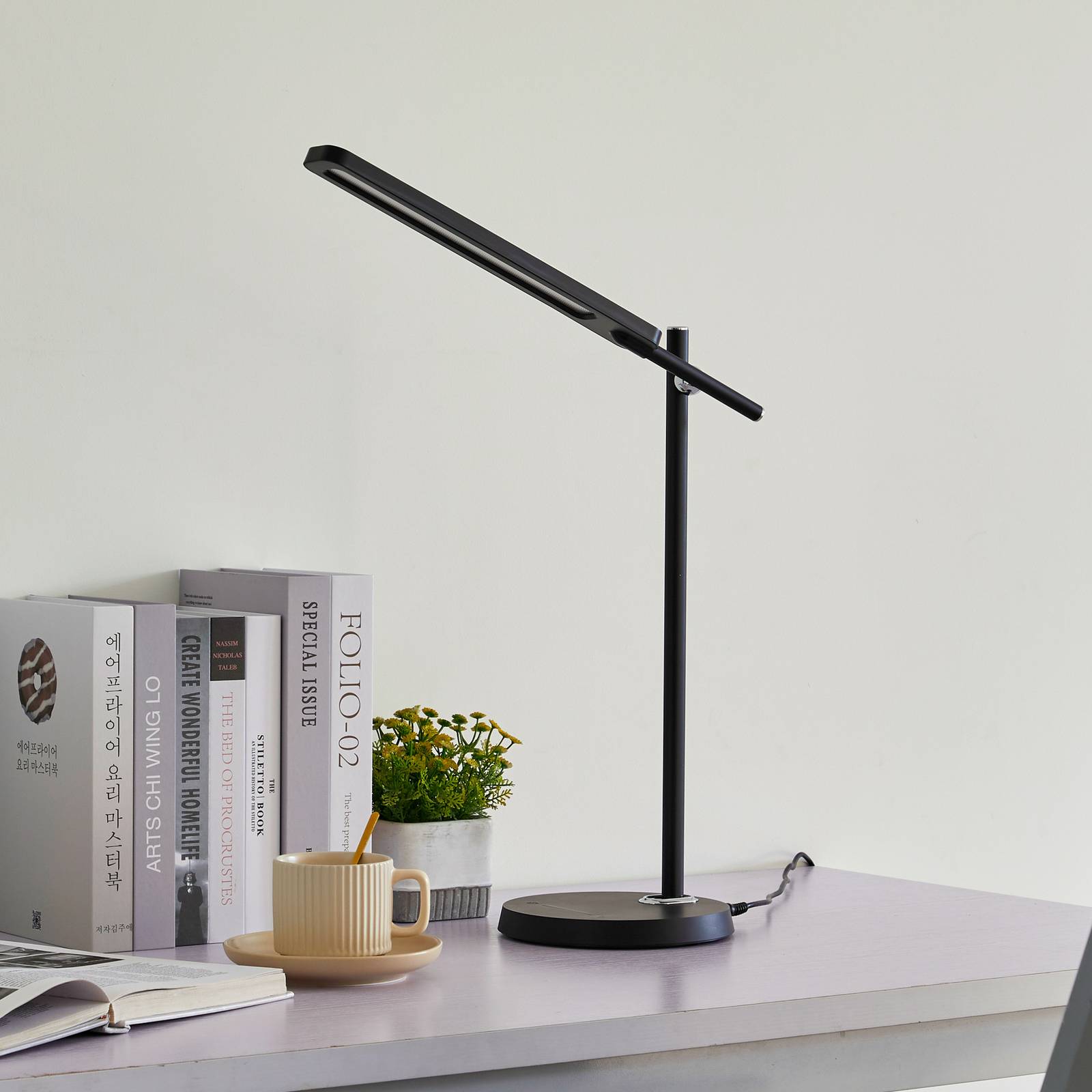 Lindby Valtorin LED-Schreibtischleuchte, schwarz günstig online kaufen