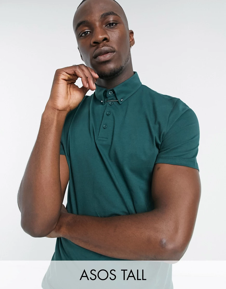 ASOS DESIGN Tall – Dunkelgrünes Polohemd mit Kragen-Pin günstig online kaufen