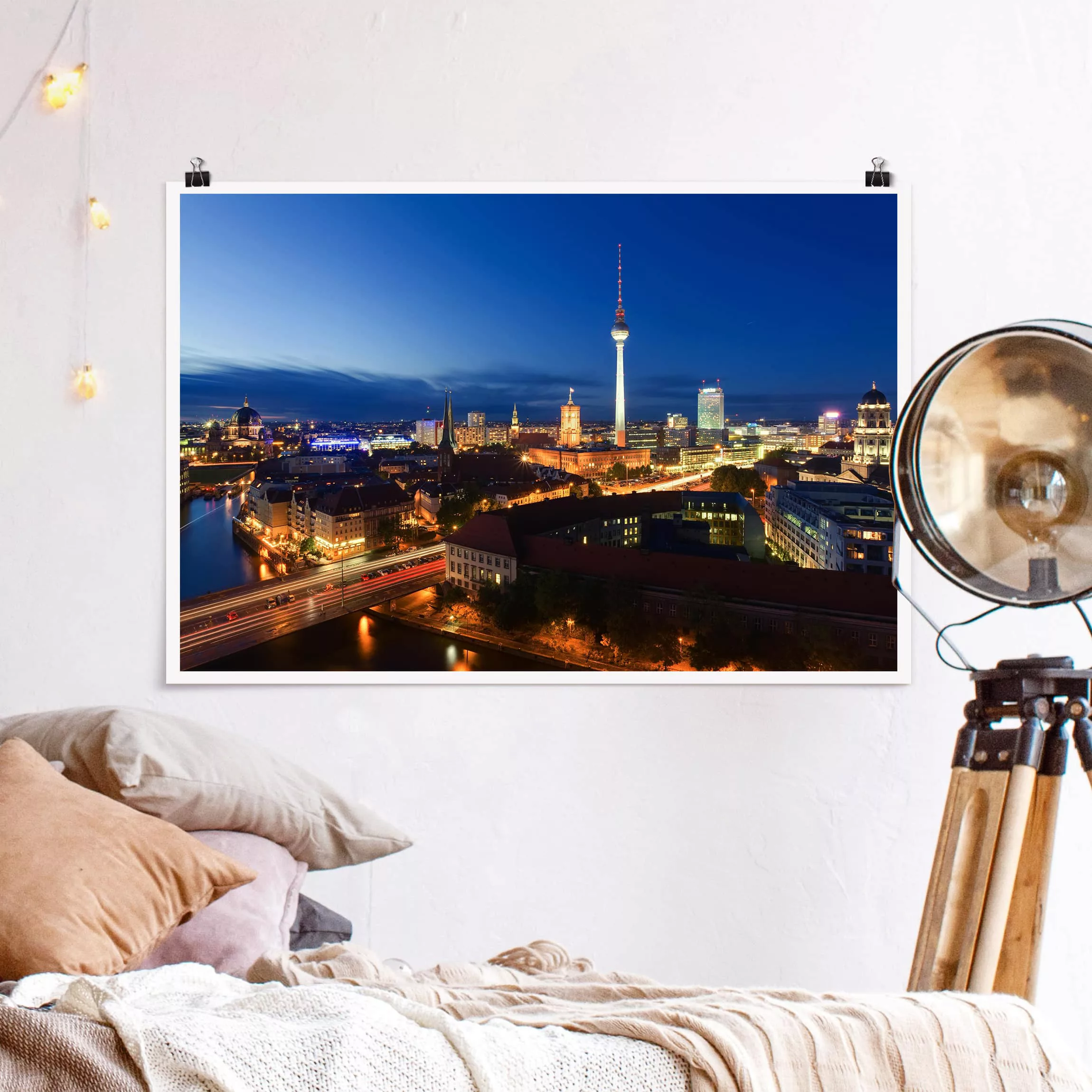 Poster Architektur & Skyline - Querformat Fernsehturm bei Nacht günstig online kaufen