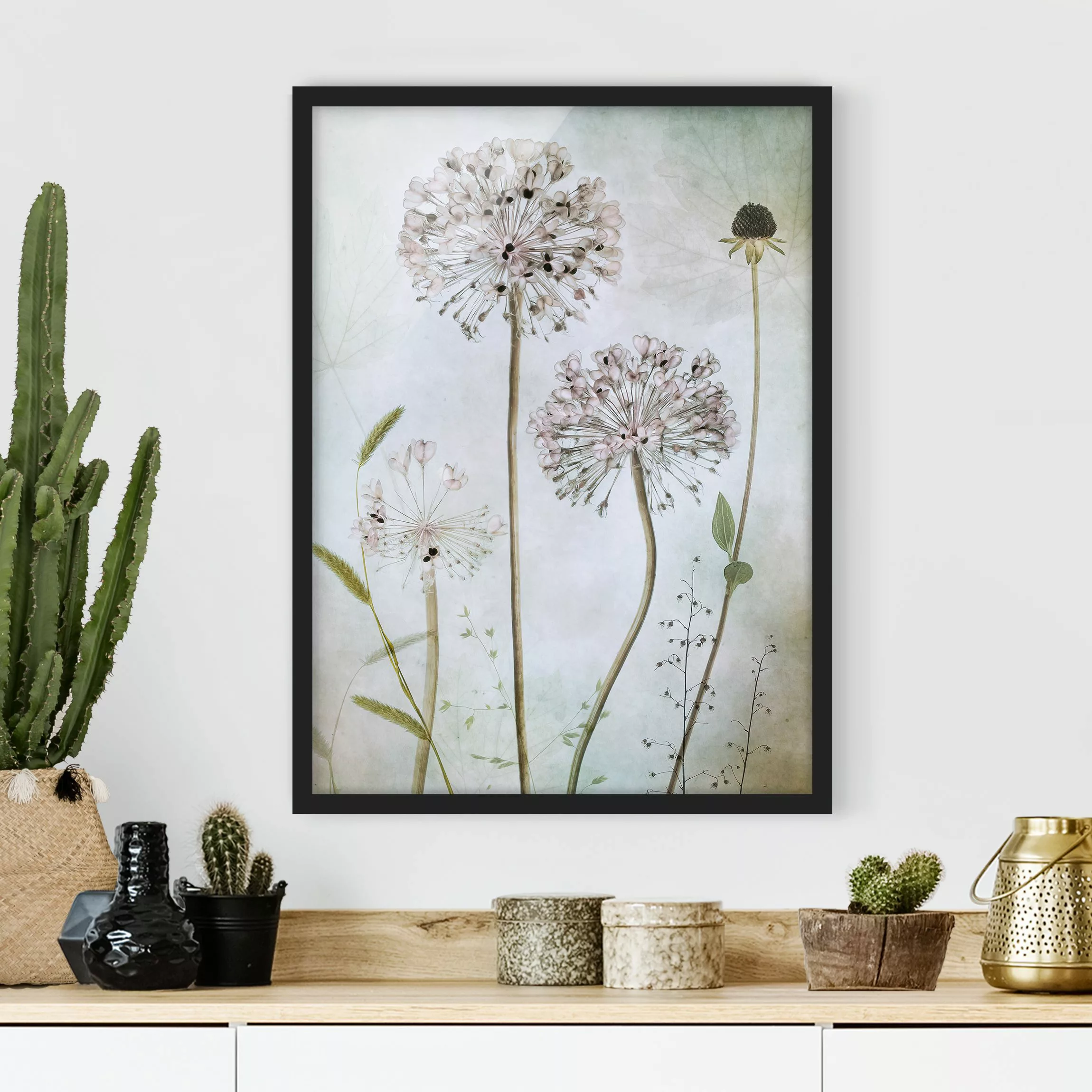 Bild mit Rahmen - Hochformat Lauchblüten in Pastell günstig online kaufen