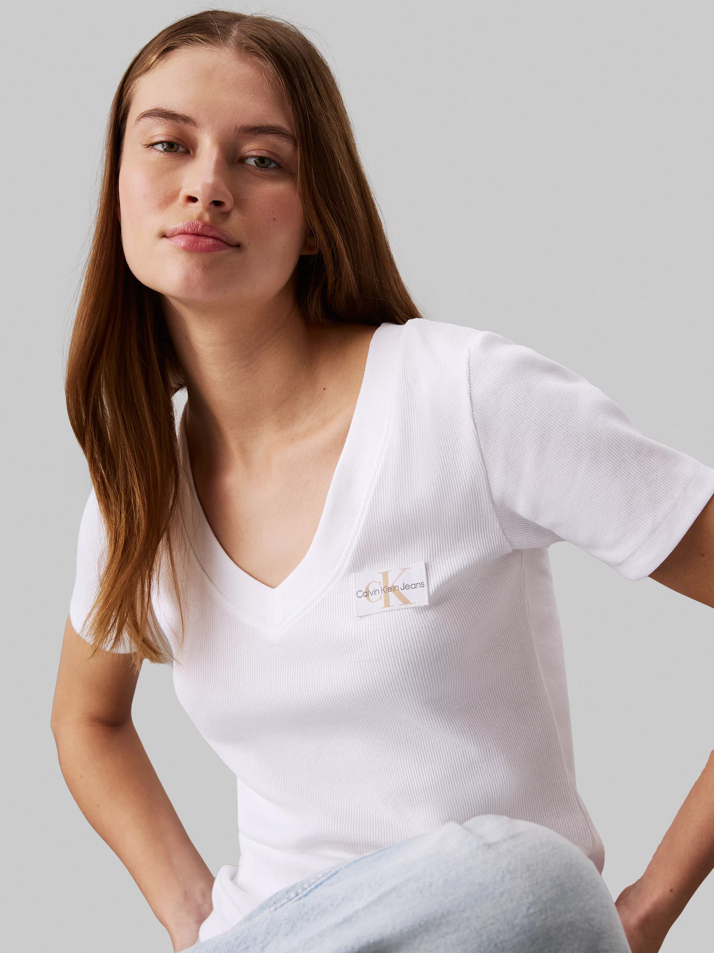 Calvin Klein Jeans T-Shirt "WOVEN LABEL RIB V-NECK TEE", mit Logomarkenpatc günstig online kaufen