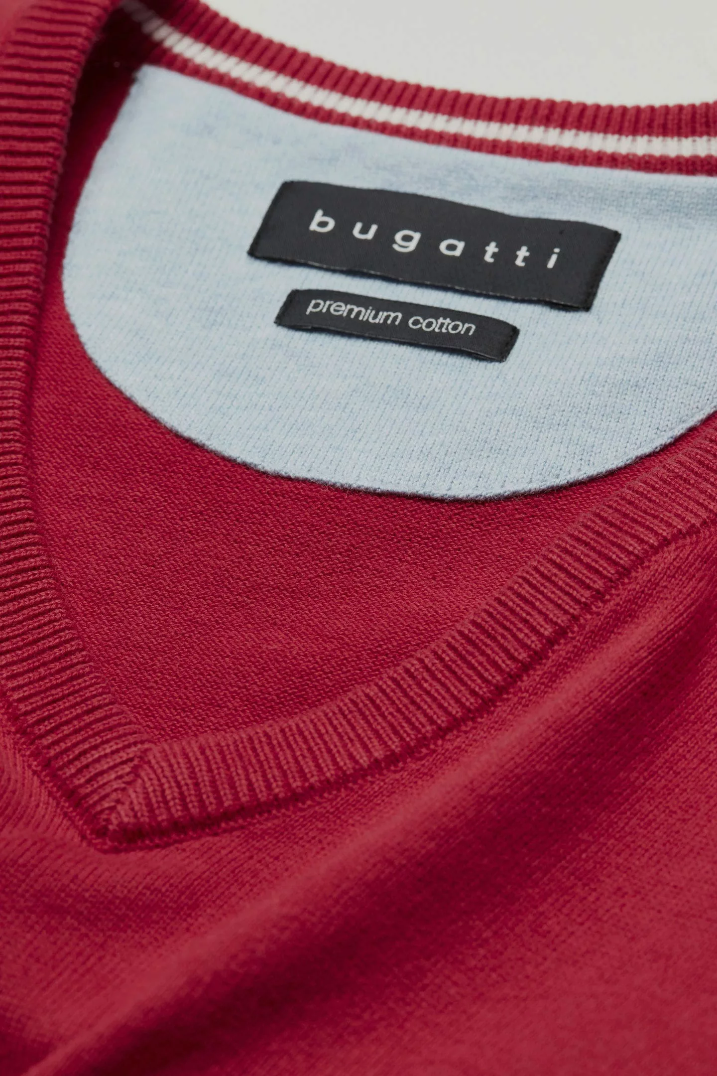 bugatti V-Ausschnitt-Pullover aus atmungsaktiver Baumwolle und mit Logo-Sti günstig online kaufen