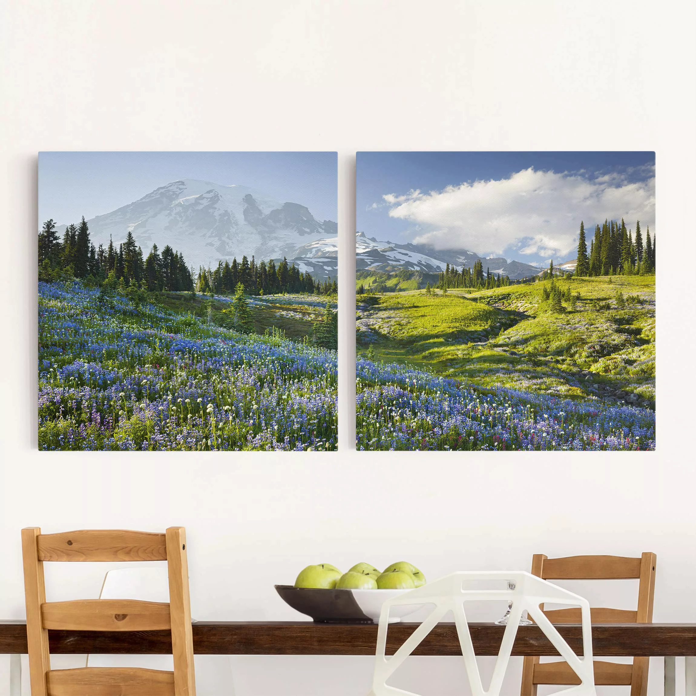 2-teiliges Leinwandbild Berg Bergwiese mit blauen Blumen vor Mt. Rainier günstig online kaufen