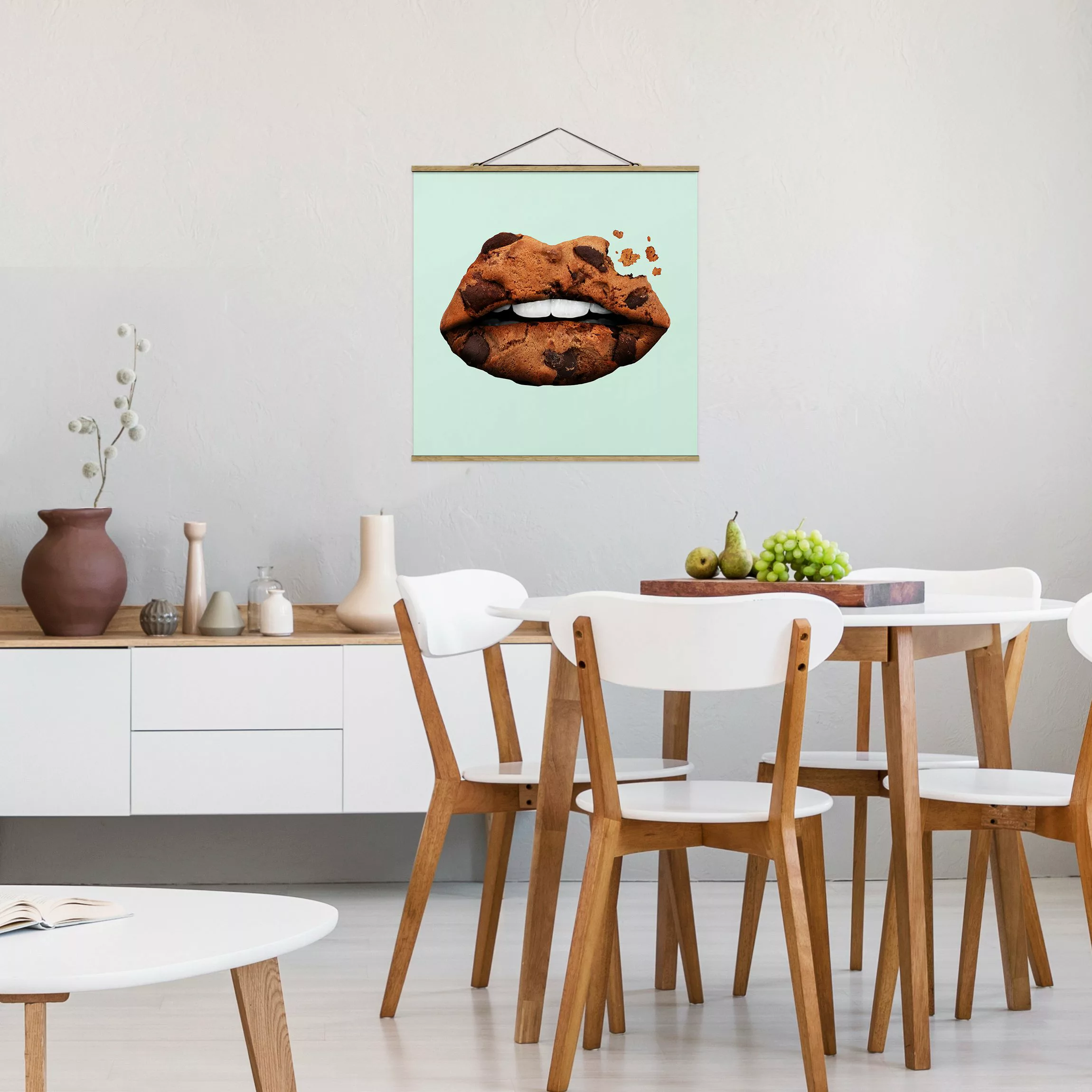 Stoffbild Küche mit Posterleisten - Quadrat Lippen mit Keks günstig online kaufen