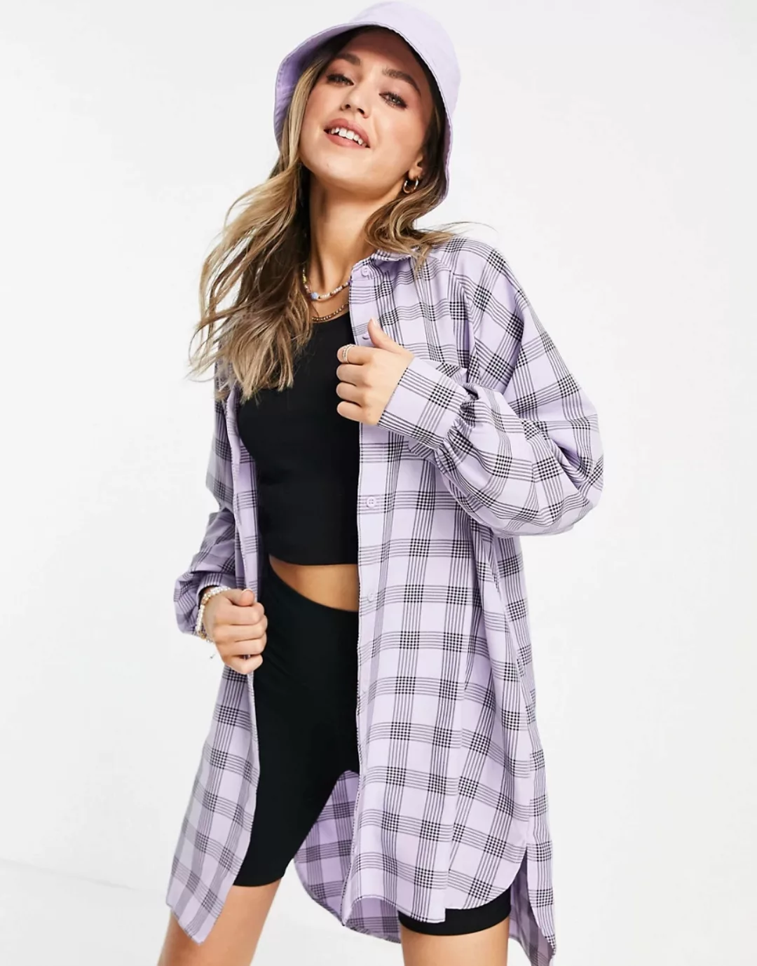 Lola May – Kariertes Oversize-Hemdkleid in Flieder mit nach hinten abfallen günstig online kaufen