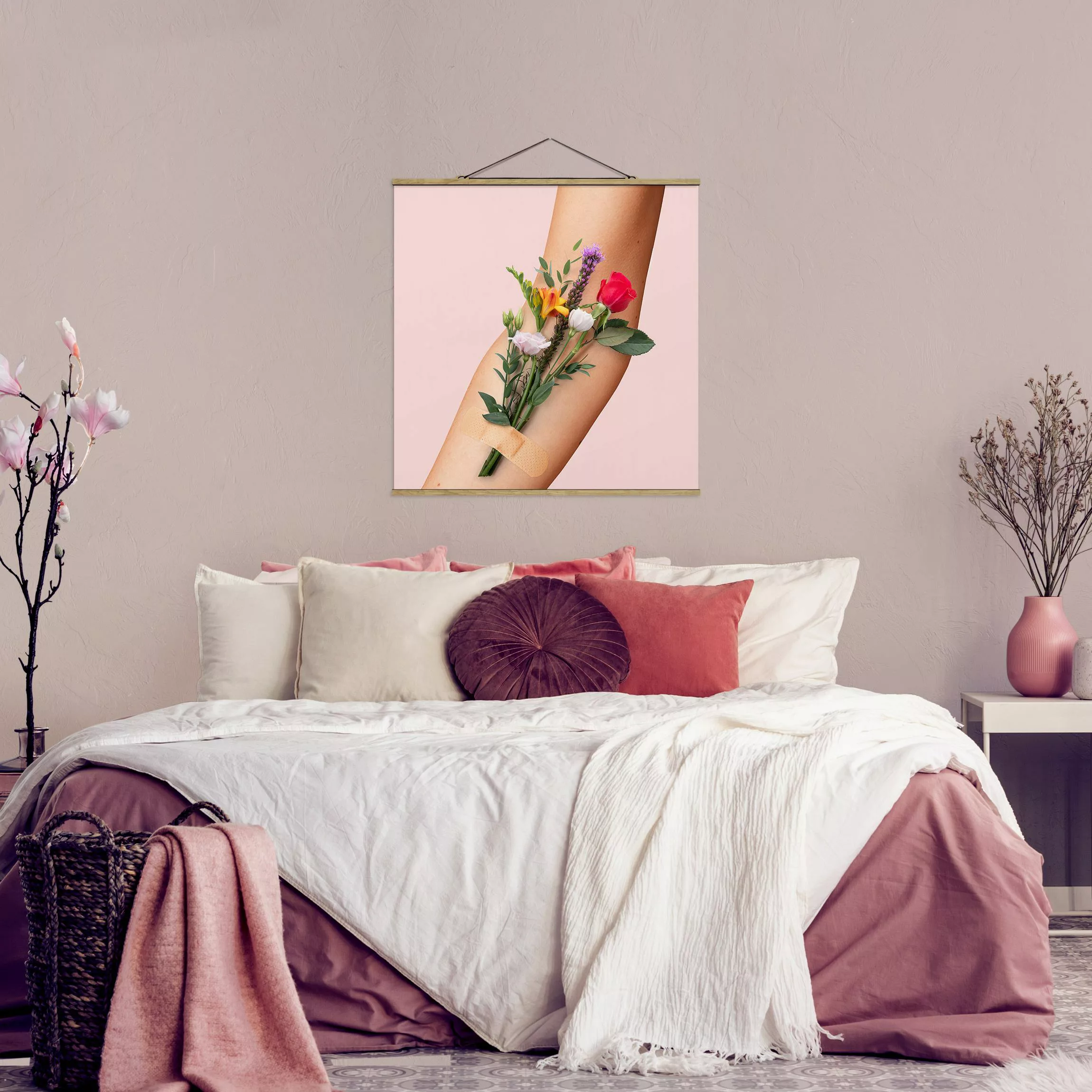 Stoffbild Blumen mit Posterleisten - Quadrat Arm mit Blumen günstig online kaufen
