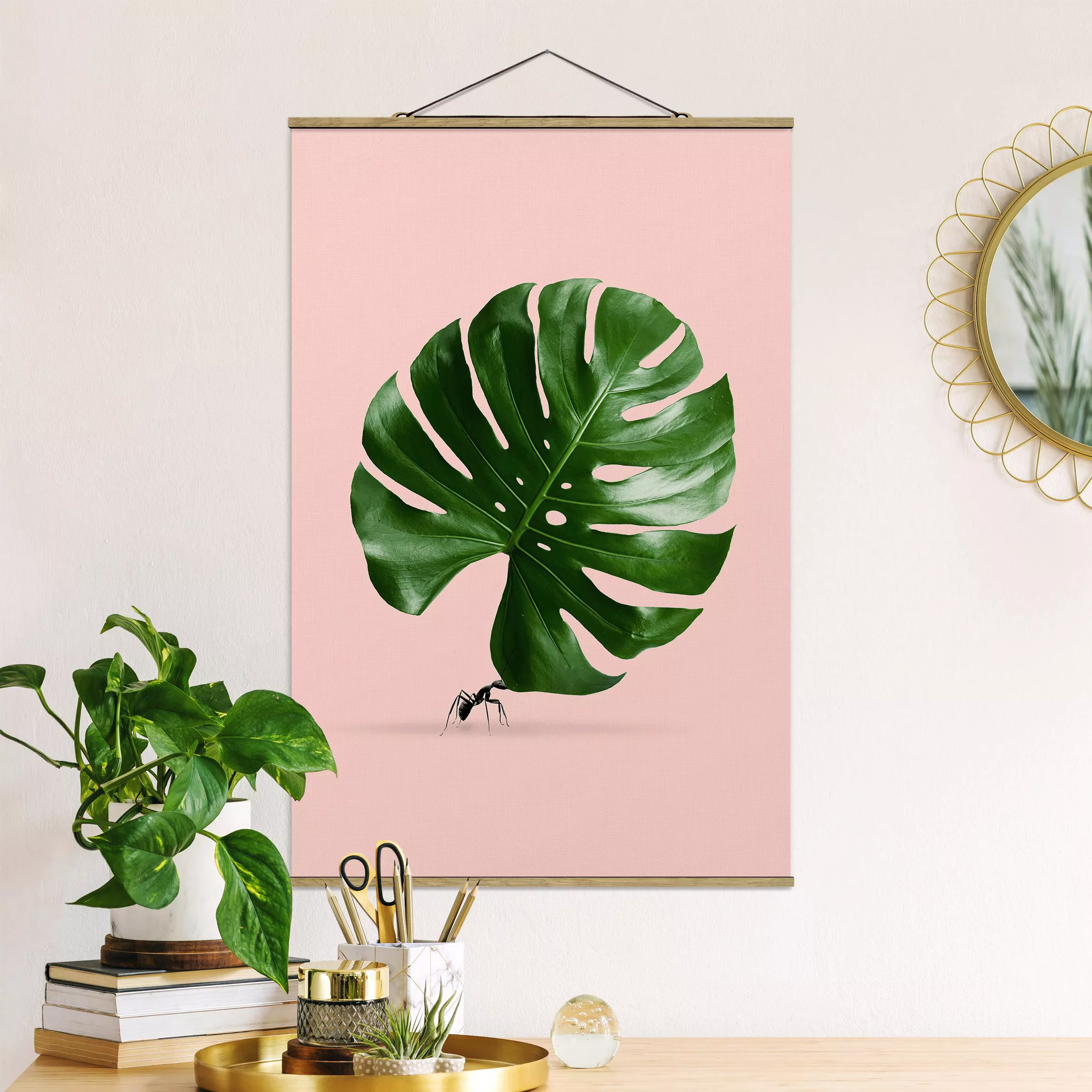 Stoffbild Tiere mit Posterleisten - Hochformat Ameise mit Monstera Blatt günstig online kaufen