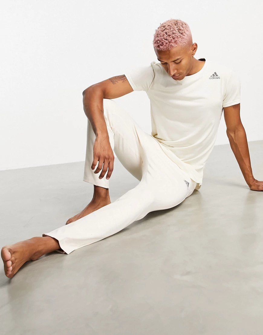 adidas – Yoga – Jogginghose in Beige mit farblich abgestimmtem Logo-Weiß günstig online kaufen