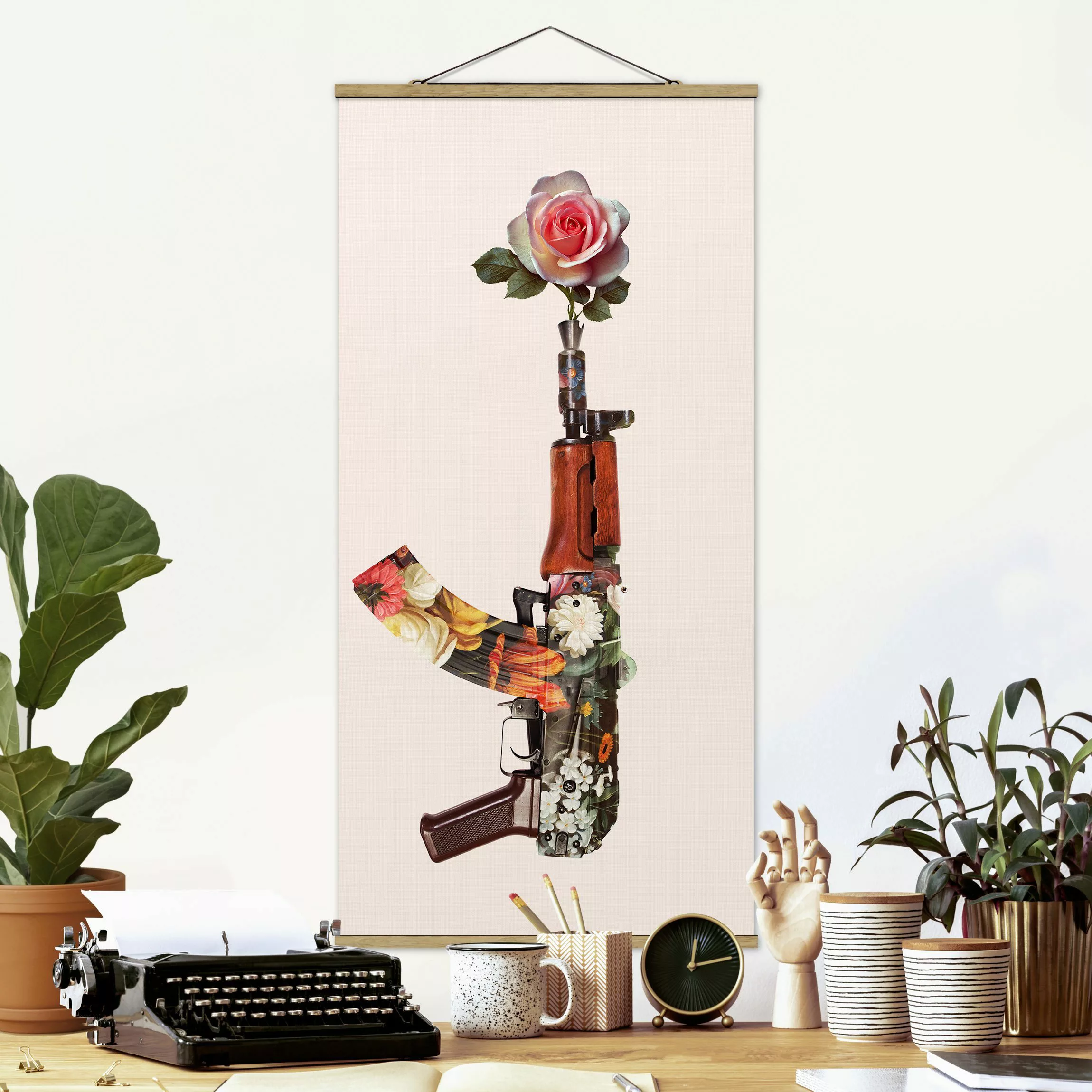 Stoffbild Blumen mit Posterleisten - Hochformat Waffe mit Rose günstig online kaufen