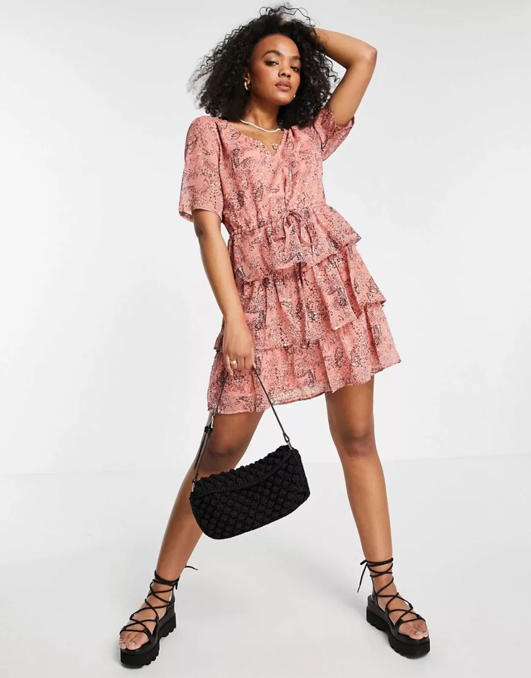 JDY – Gestuftes Minikleid in Rosa mit V-Ausschnitt und abstraktem Print-Meh günstig online kaufen