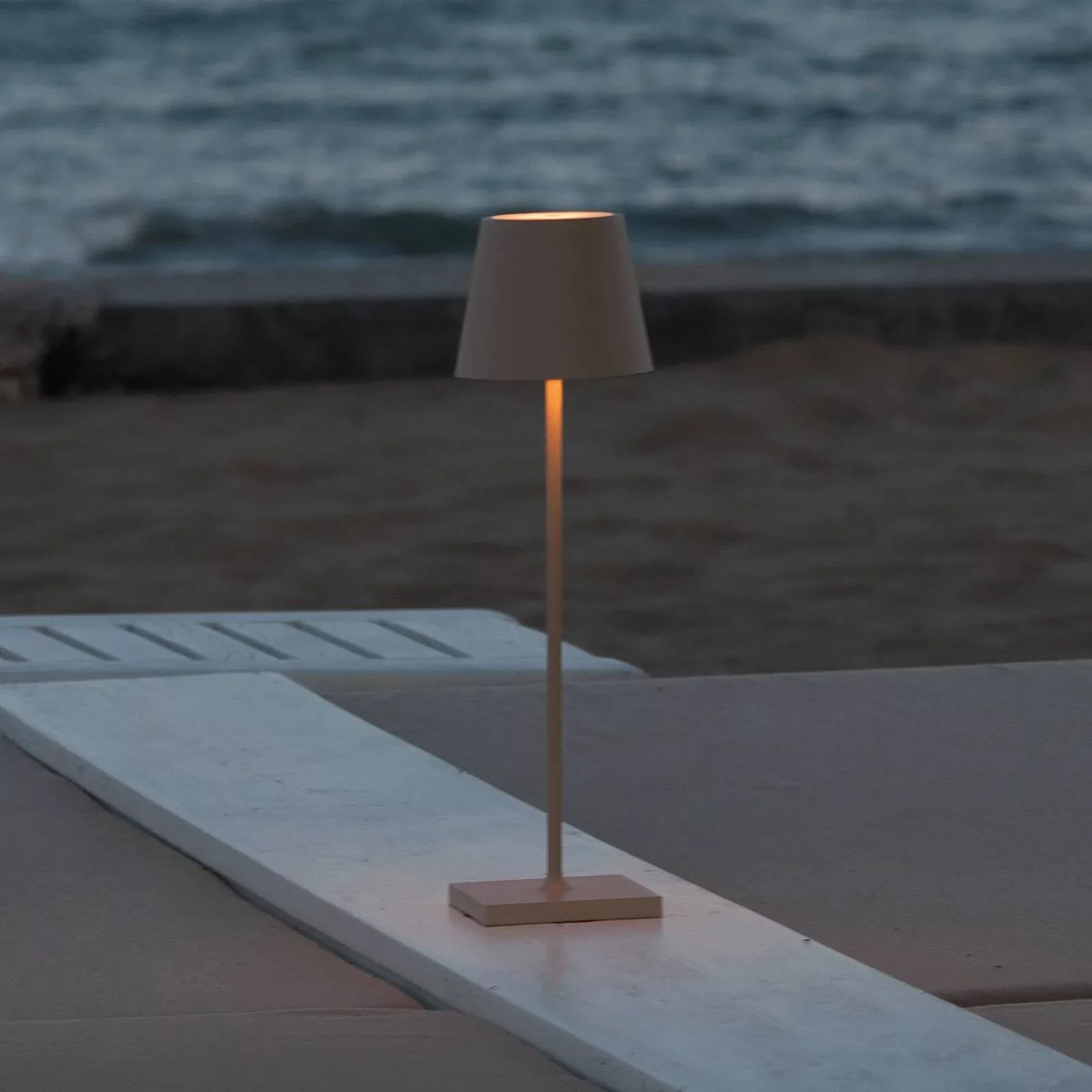 Zafferano Poldina Akku-Tischlampe IP65 sand günstig online kaufen