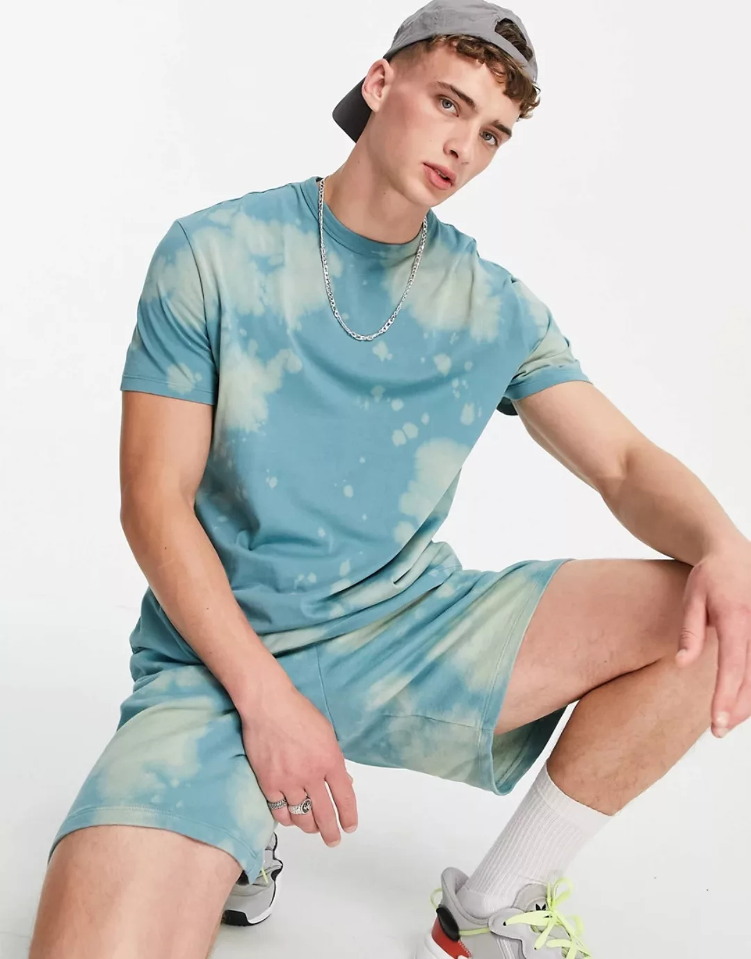 ASOS DESIGN – Oversize-Shorts aus Jersey in verwaschenem Blau mit Bleach-Ef günstig online kaufen