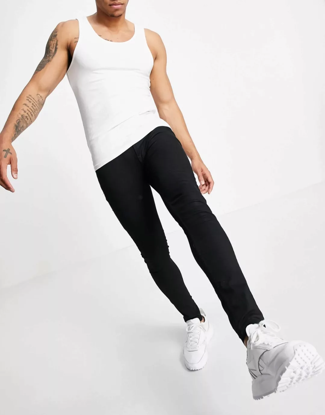 Topman – Hautenge Jeans aus Bio-Baumwollmischung in Schwarz günstig online kaufen