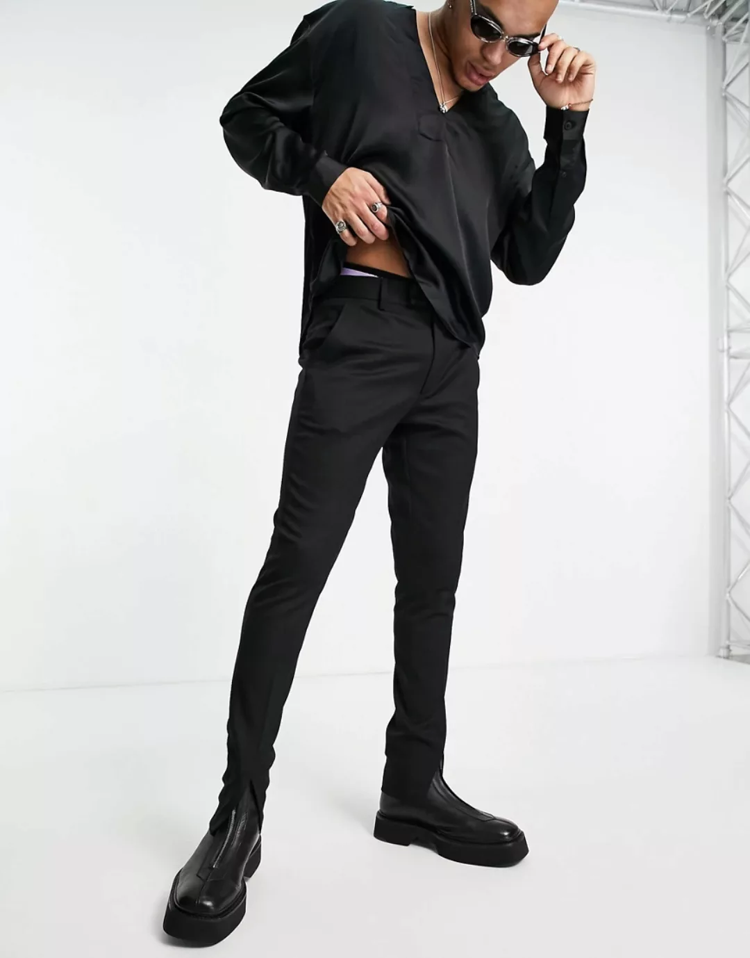 ASOS DESIGN – Eng geschnittene, elegante Hose in Schwarz mit Schlitz vorne günstig online kaufen