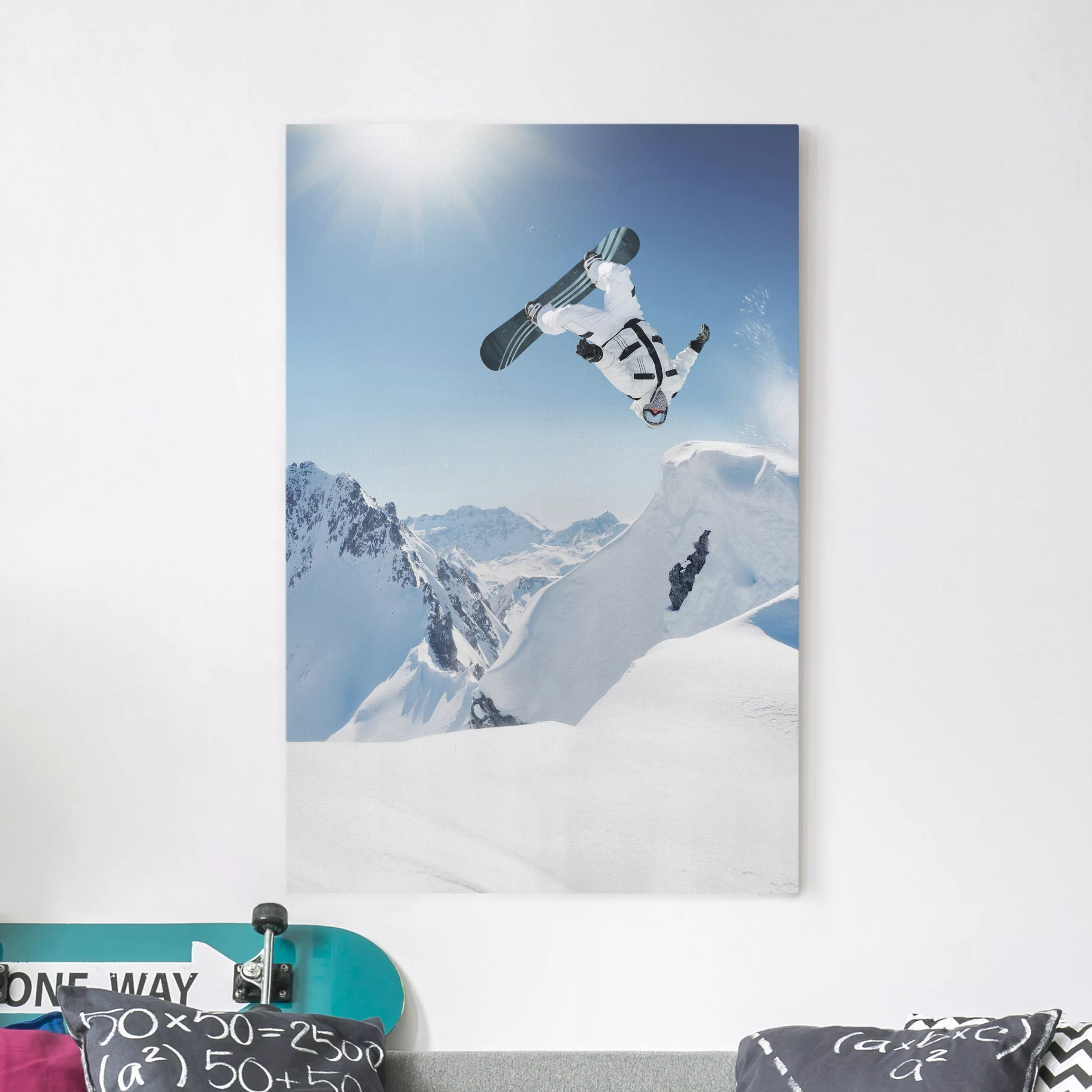 Leinwandbild Kinderzimmer - Hochformat Fliegender Snowboarder günstig online kaufen