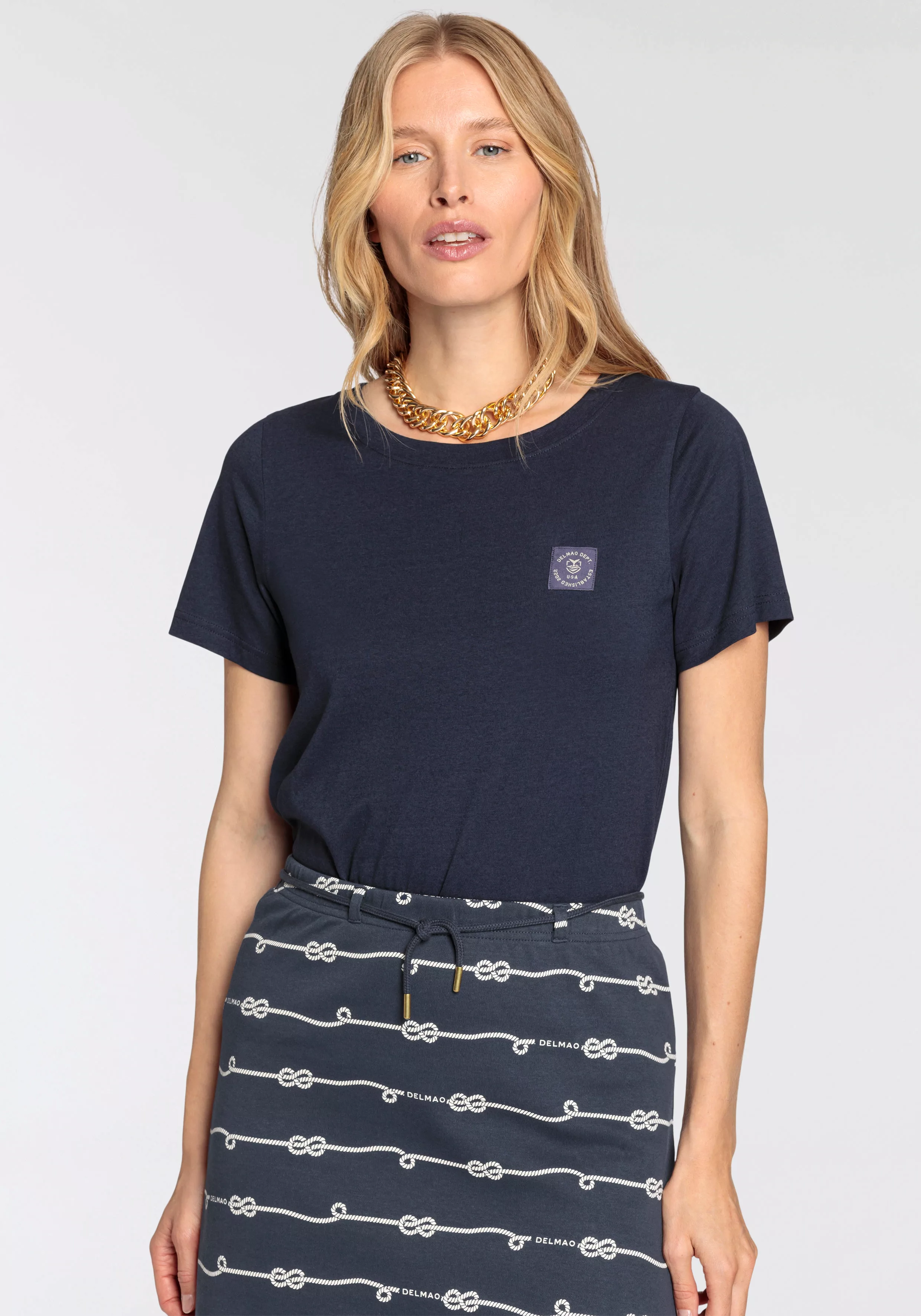 DELMAO T-Shirt mit kleinem dekorativen Label auf der Brust günstig online kaufen