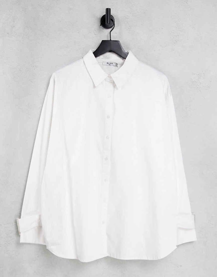 NA-KD x Sofia Coelho – Oversize-Hemd in Weiß mit Schnallen-Detail günstig online kaufen
