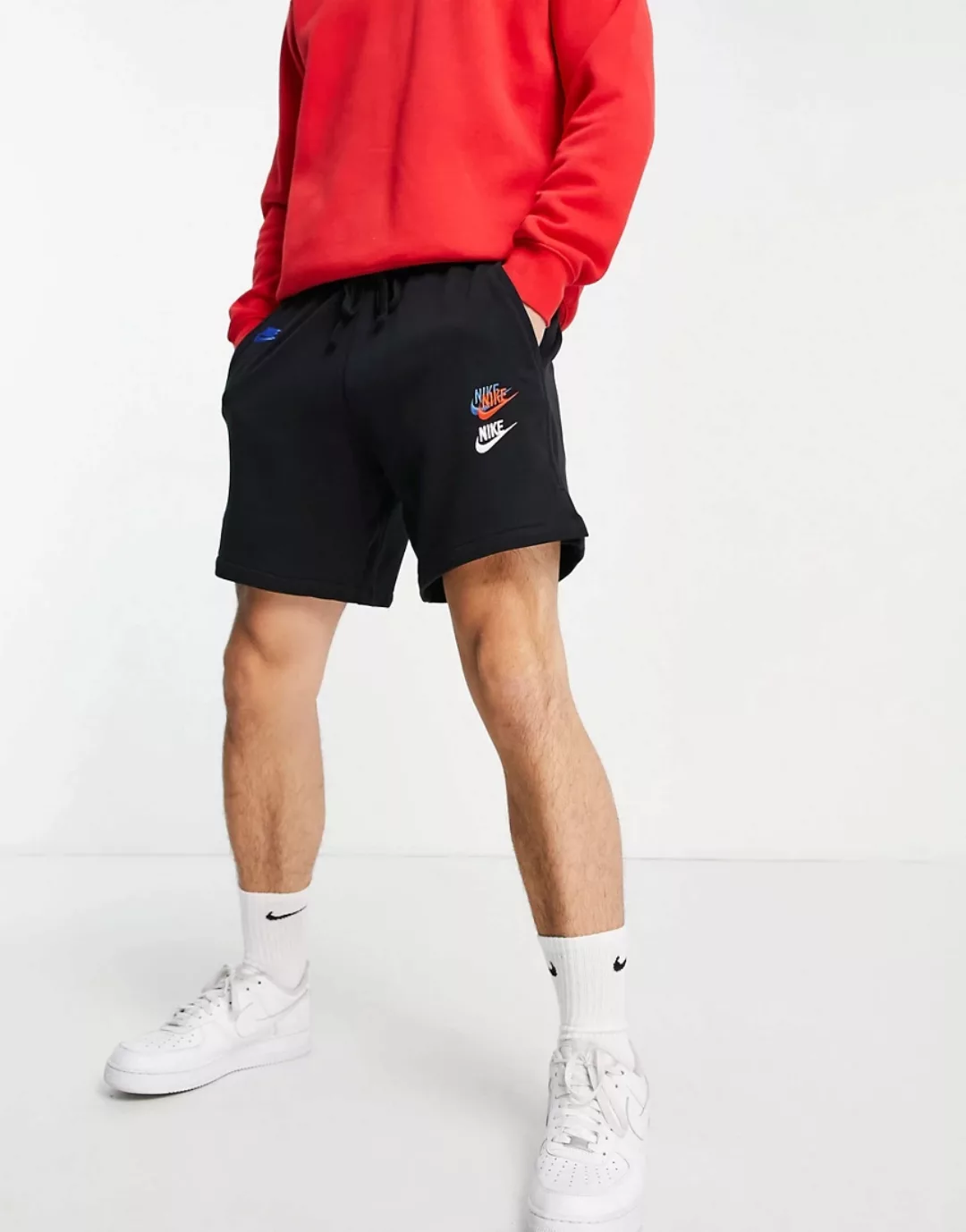 Nike – Essential – Fleece-Shorts mit mehreren Logos in Schwarz günstig online kaufen