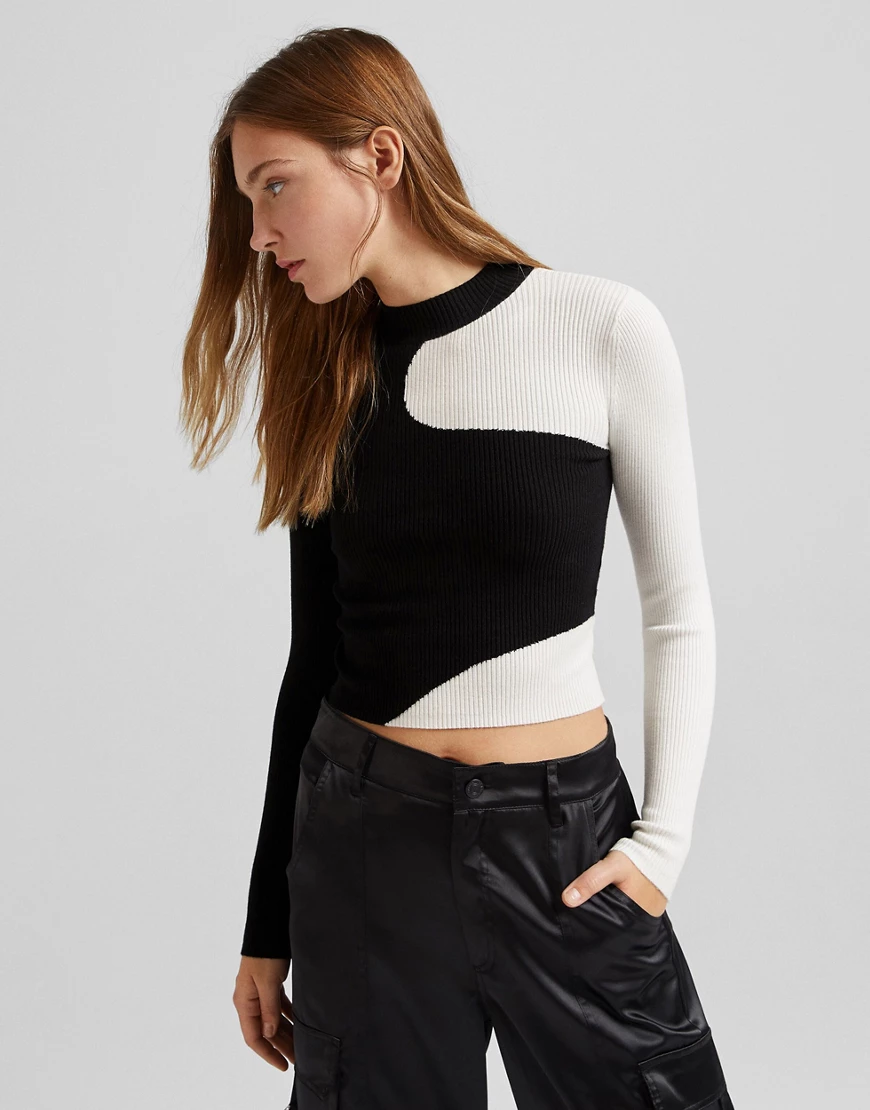 Bershka – Hochgeschlossener Pullover in Schwarz-Weiß mit Wirbelmuster-Bunt günstig online kaufen
