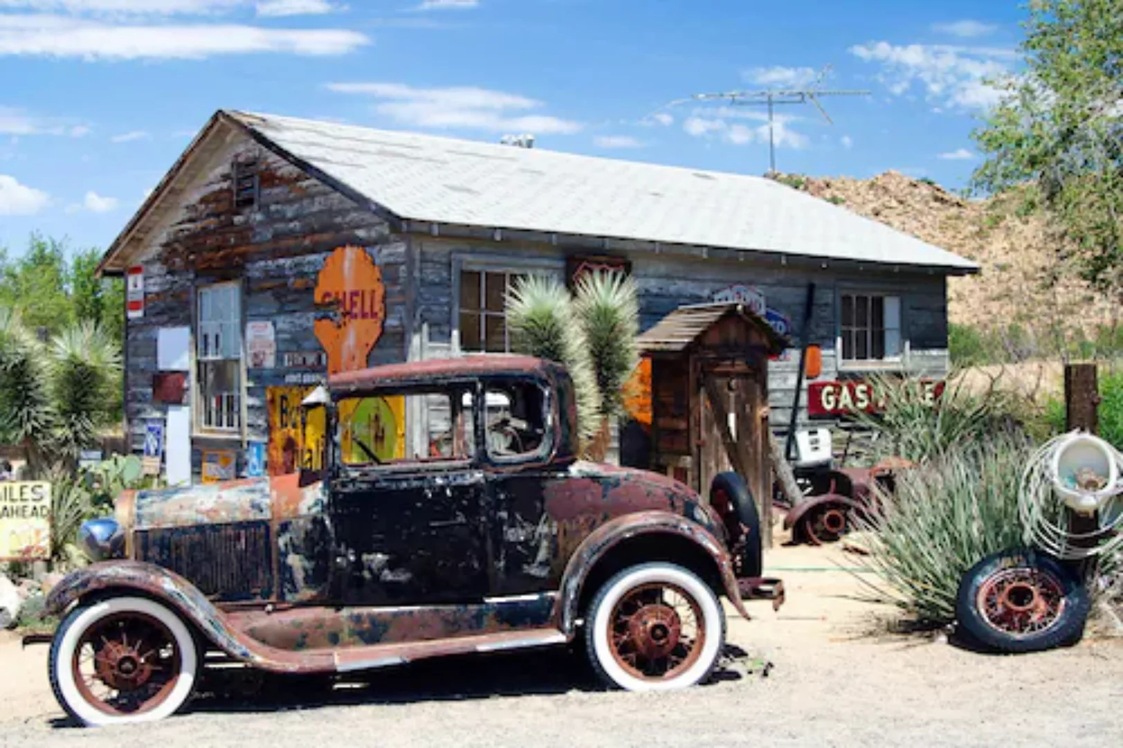 Papermoon Fototapete »Altes Auto an Hütte« günstig online kaufen