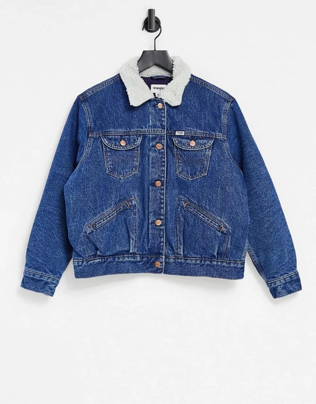 Wrangler – Friends Pebble Sand – Jeansjacke in Blau mit Teddyfell-Besatz günstig online kaufen