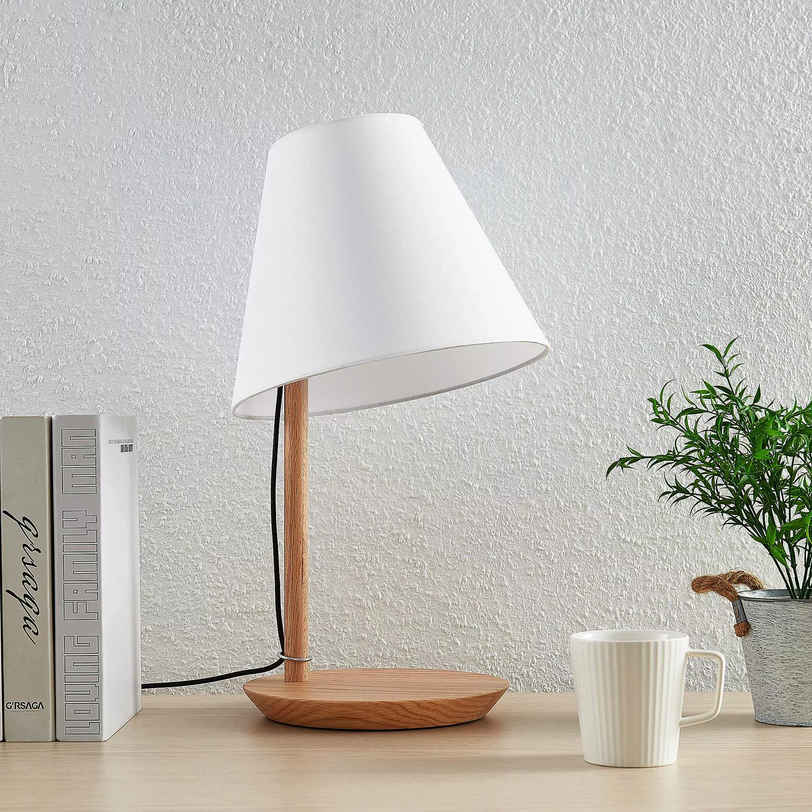 Lucande Jinda Tischlampe, Holzgestell, Stoff weiß günstig online kaufen