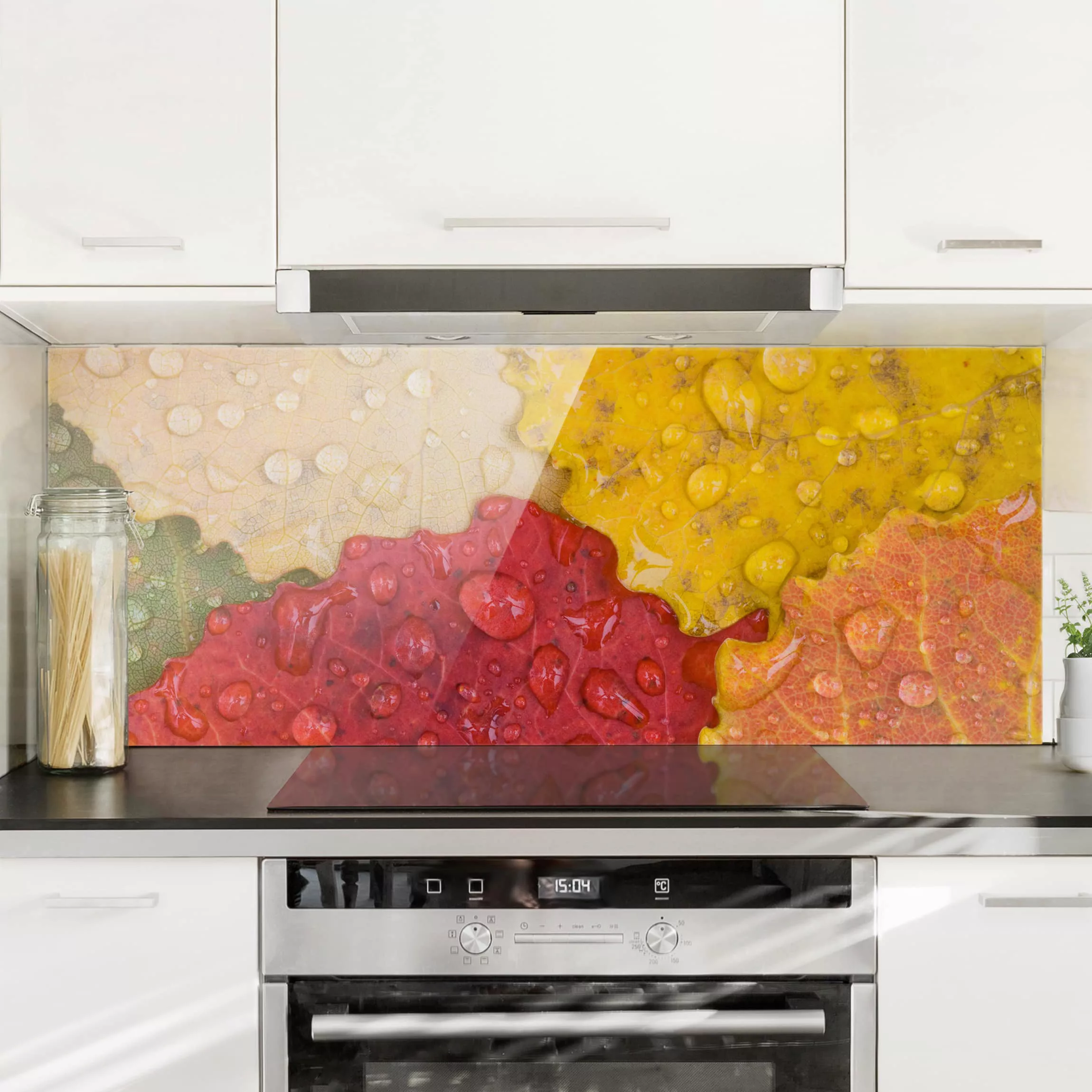 Glas Spritzschutz Blumen - Panorama Wassertropfen auf bunten Blättern günstig online kaufen