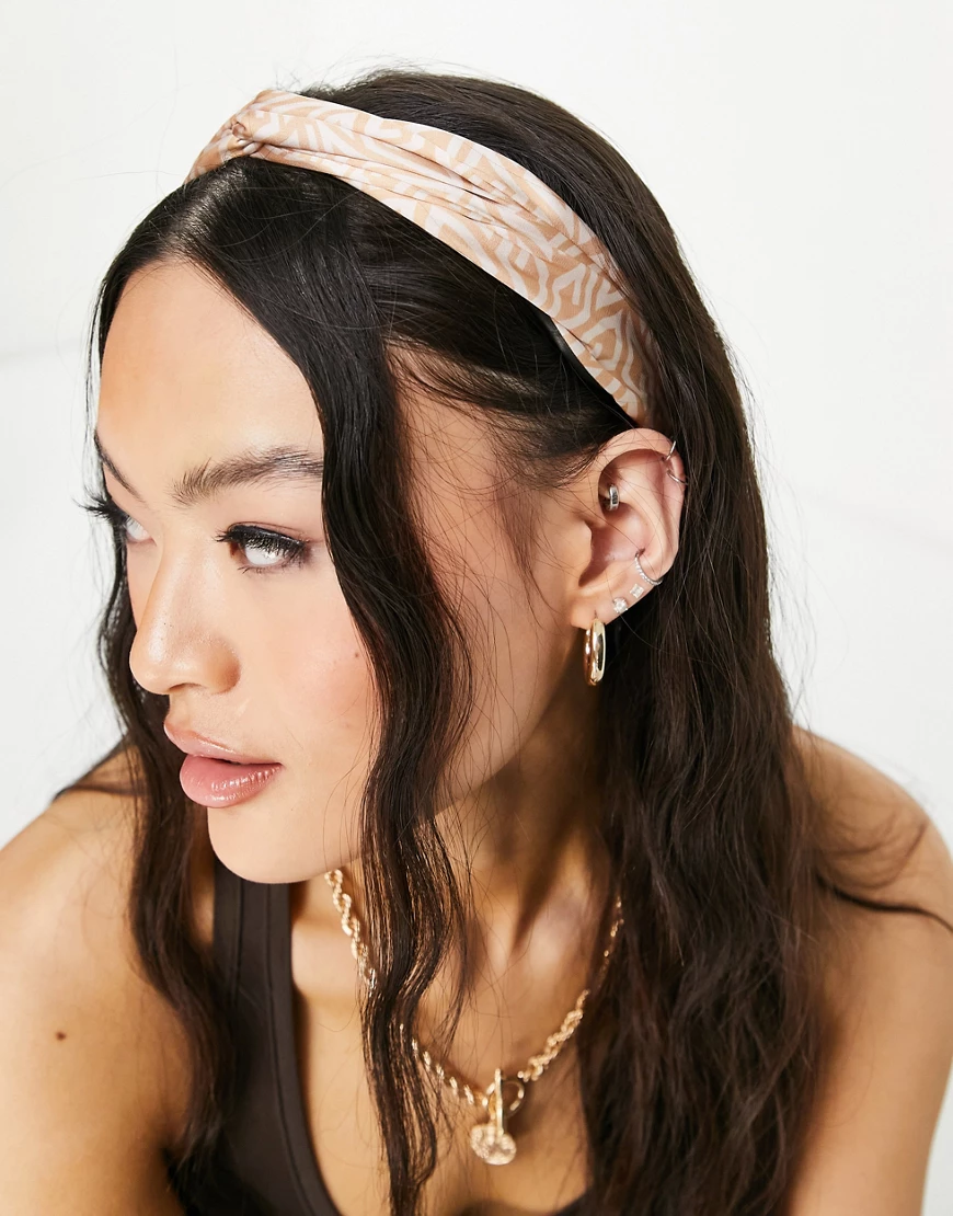 ASOS DESIGN – Braun bedrucktes Stirnband aus recyceltem Polyester mit Knote günstig online kaufen