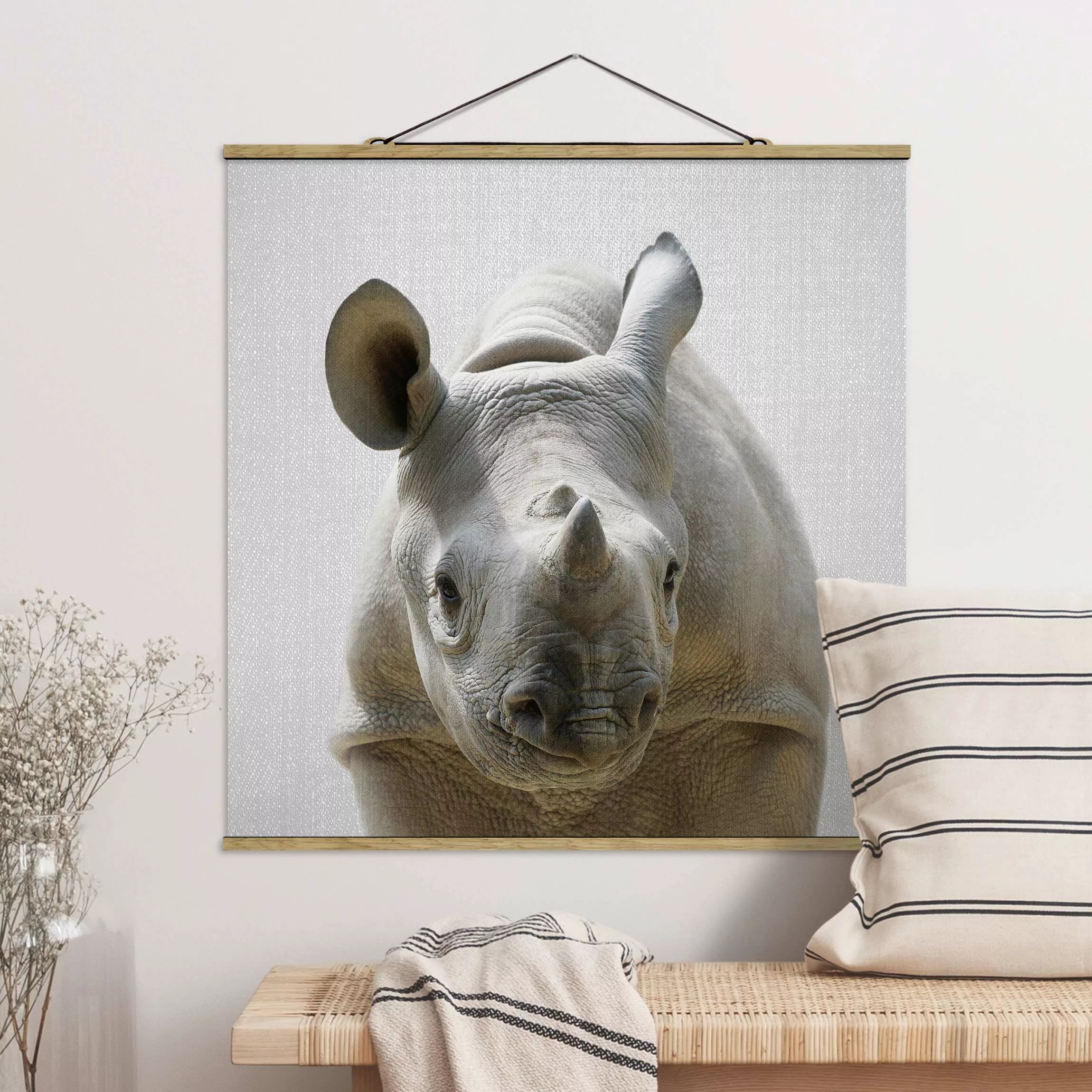 Stoffbild mit Posterleisten Baby Nashorn Nina günstig online kaufen