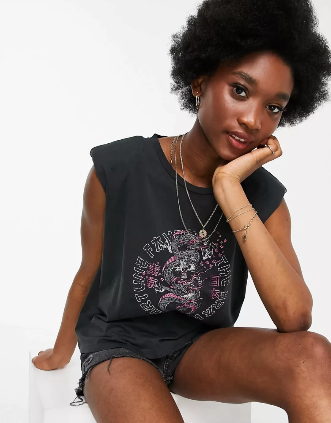 Pimkie – T-Shirt in Grau mit Drachenprint und Schulterpolstern günstig online kaufen
