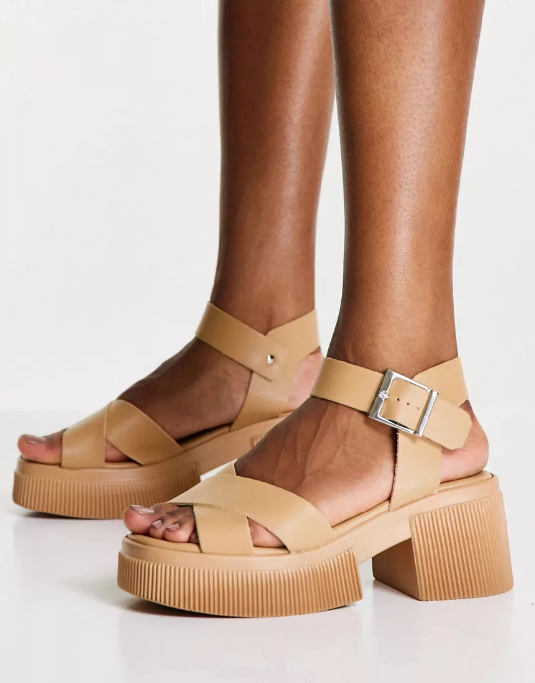 ASOS DESIGN – Hebe – Klobige Sandalen in Beige mit mittelhohem Absatz und ü günstig online kaufen