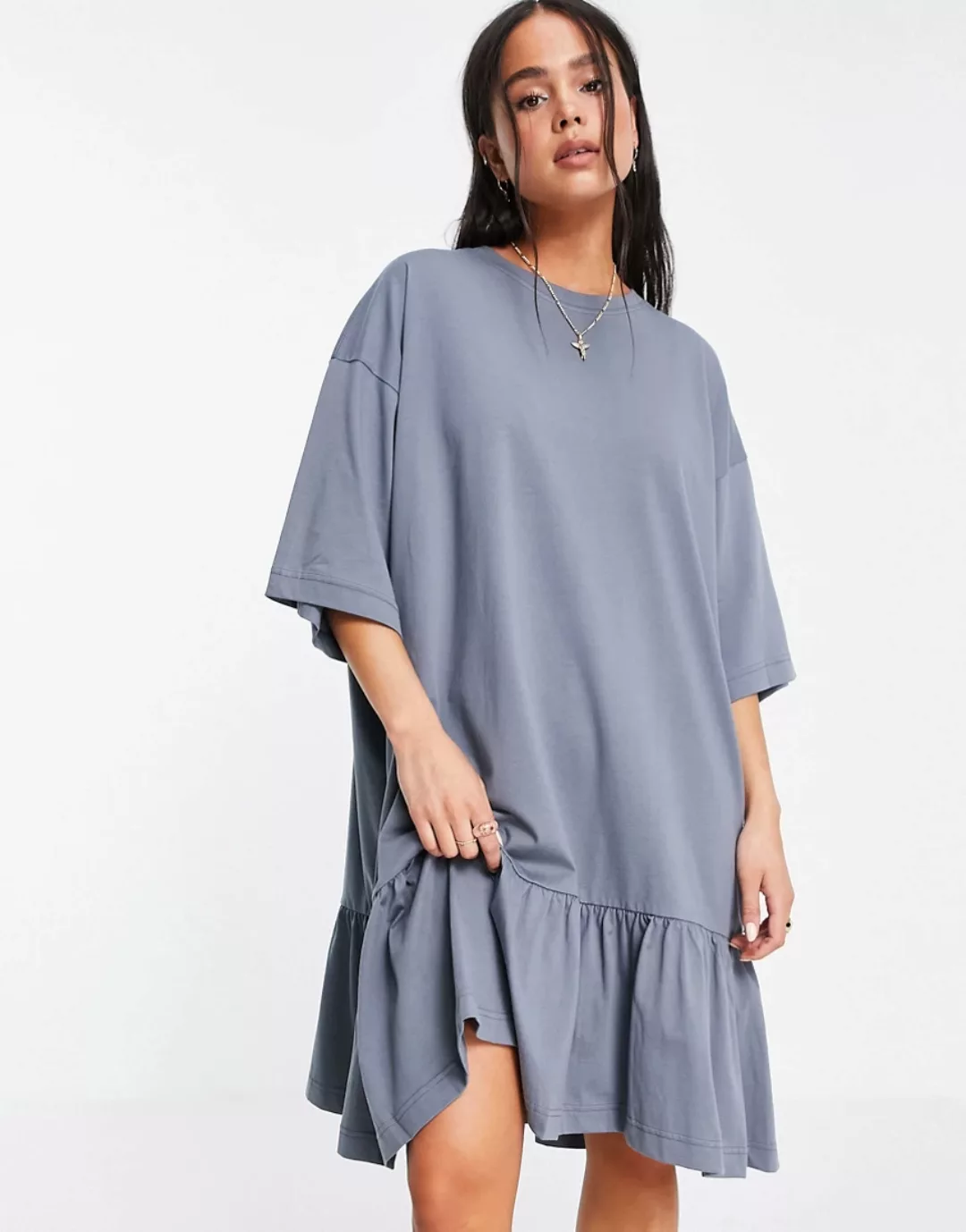 Weekday – Dreamy – T-Shirt-Kleid mit asymmetrischem Saum aus Bio-Baumwolle günstig online kaufen