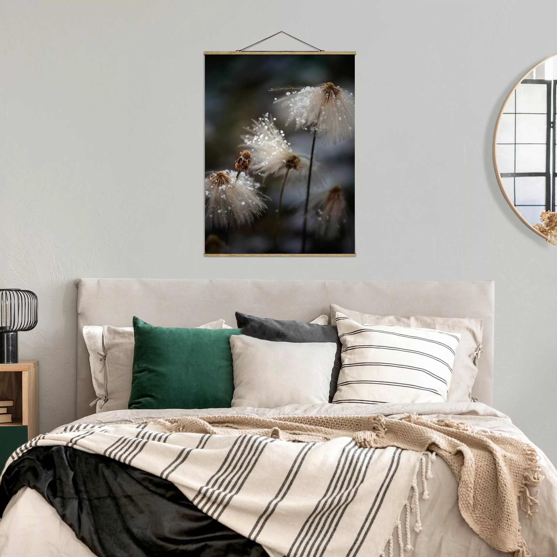 Stoffbild Blumen mit Posterleisten - Hochformat Pusteblumen mit Schneeflock günstig online kaufen