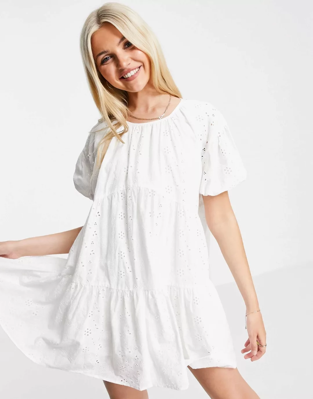 Urban Revivo – Weites Minikleid mit Rückenausschnitt in Weiß günstig online kaufen