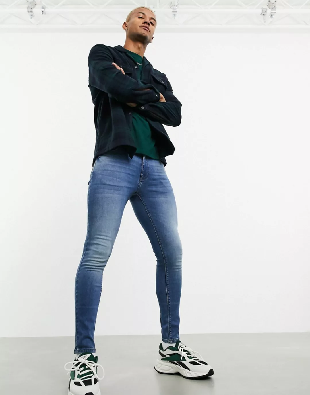 ASOS DESIGN – Spray-on-Jeans mit Power-Stretch in verwaschenem Mittelblau günstig online kaufen