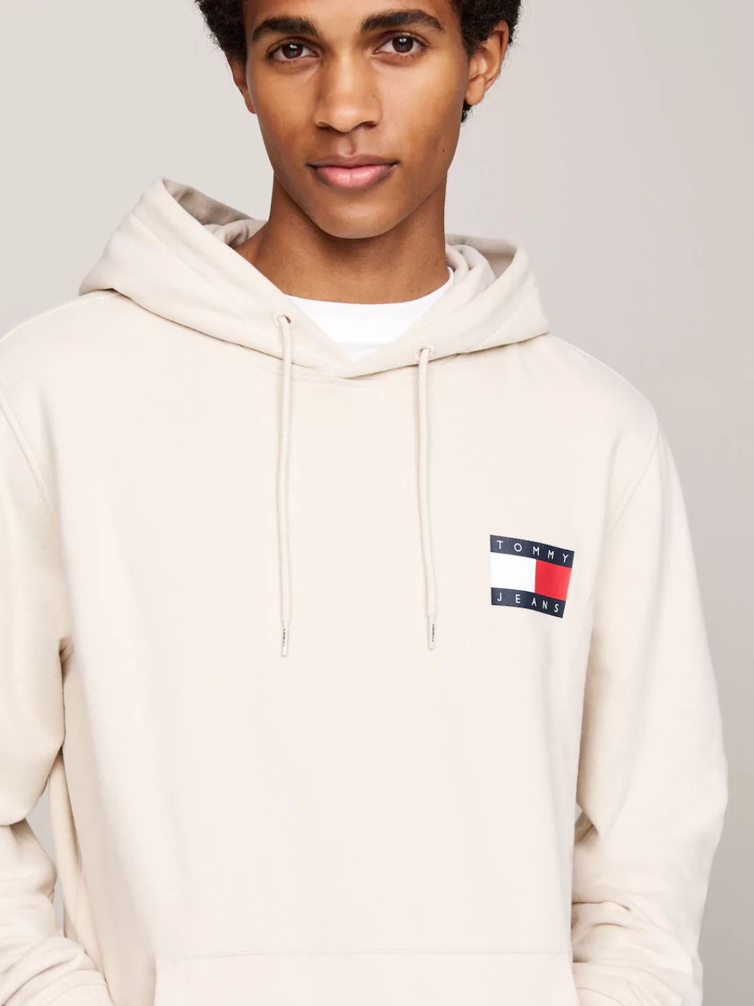 Tommy Jeans Sweatshirt "TJM REG ESSENTIAL FLAG HOOD EXT", mit bedruckten Ma günstig online kaufen