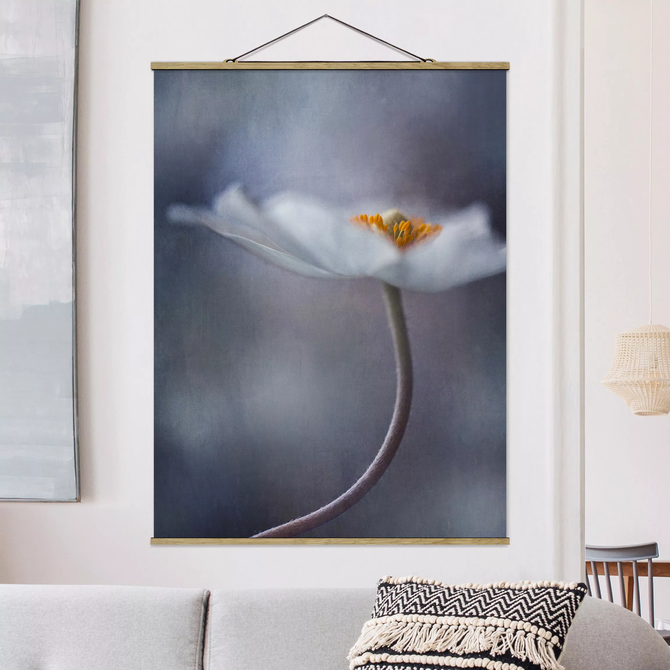 Stoffbild Blumen mit Posterleisten - Hochformat Weiße Anemonenblüte günstig online kaufen