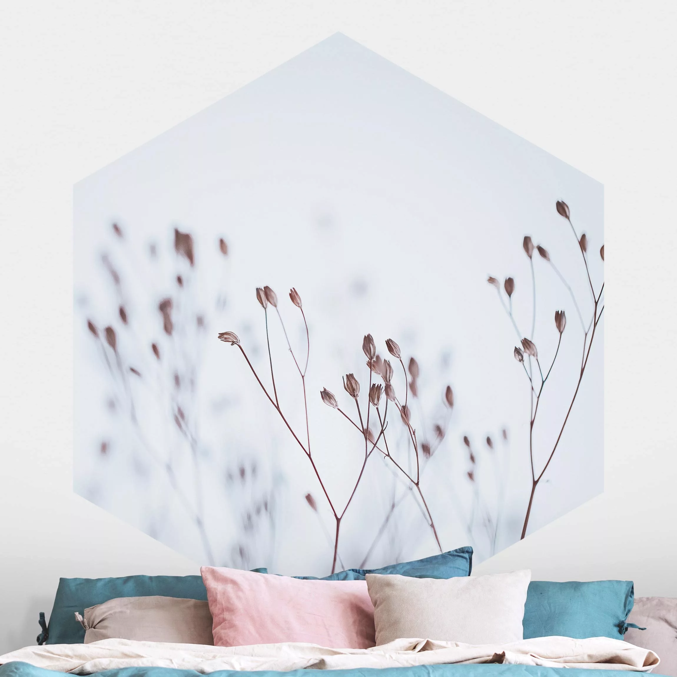 Hexagon Fototapete selbstklebend Zartblaue Wildblumen günstig online kaufen