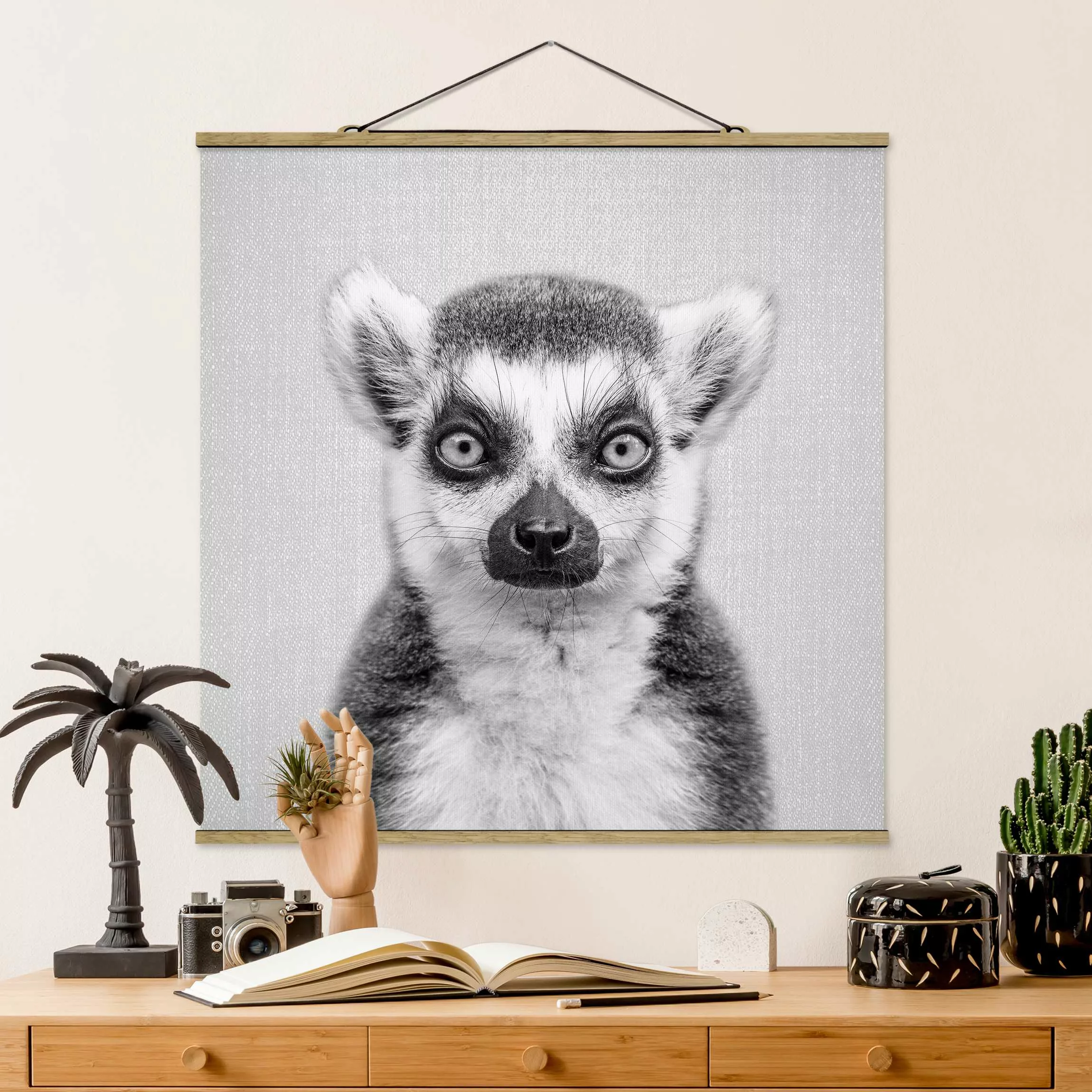 Stoffbild mit Posterleisten Lemur Ludwig Schwarz Weiß günstig online kaufen