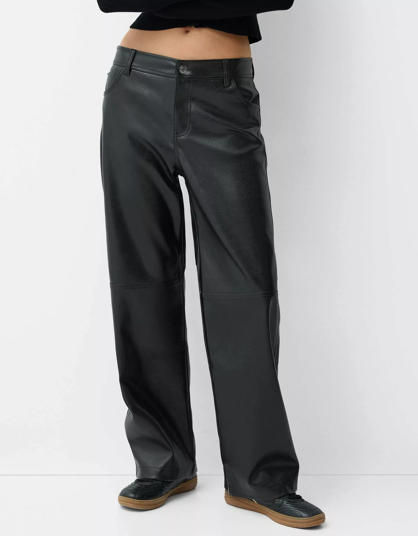 Bershka Straight-Cargohose Aus Kunstleder Damen S Schwarz günstig online kaufen