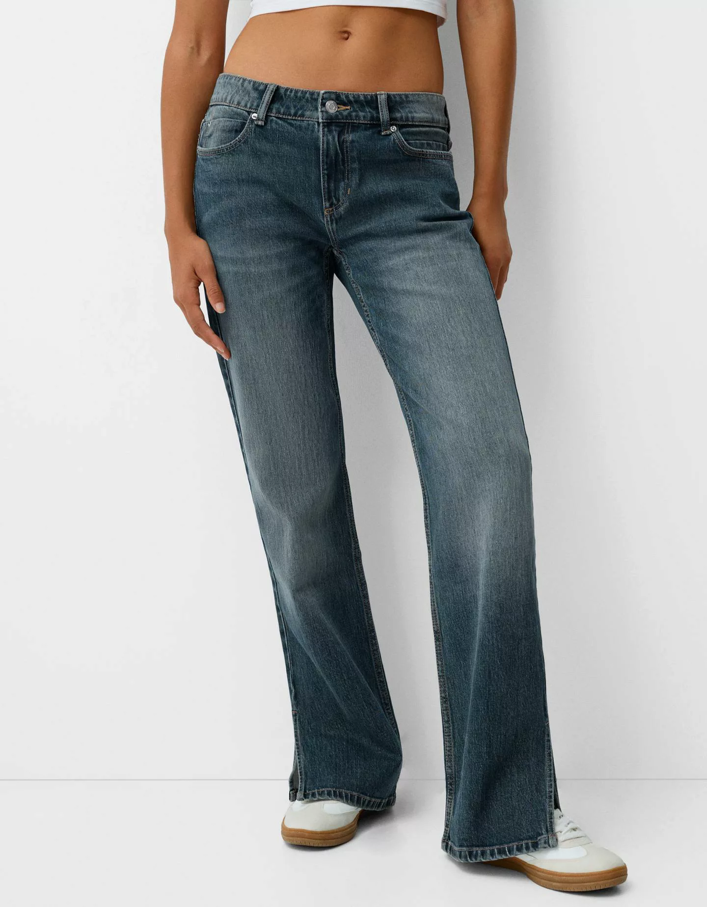 Bershka Jeans-Schlaghose Mit Seitlichem Schlitz Damen 38 Ausgewaschenes Bla günstig online kaufen