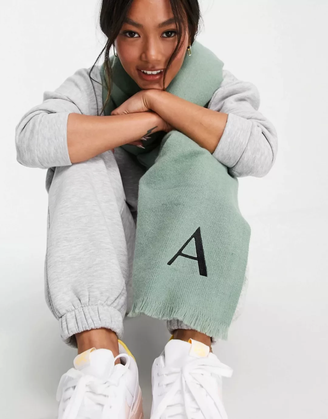 ASOS DESIGN – Personalisierter Schal in Salbeigrün mit „A“-Initiale aus rec günstig online kaufen
