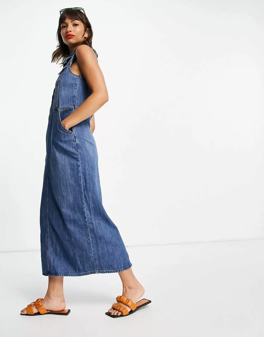 Lost Ink – Ärmelloses Maxi-Hemdkleid aus Jeansstoff in mittlerer Waschung-B günstig online kaufen
